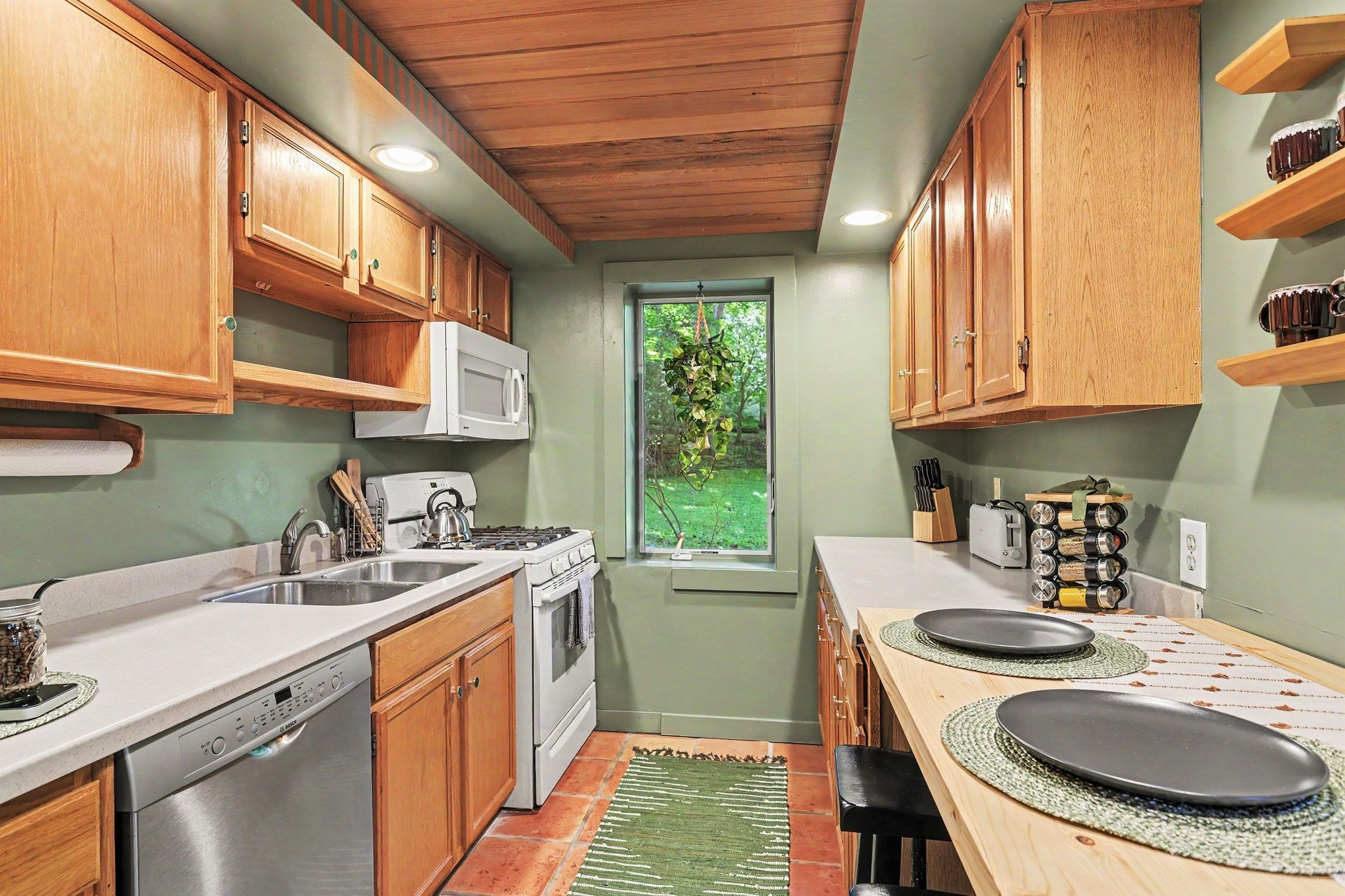 Private Pittsford Suite w/ Kitchen, Bath & Trail Access - Photo 8
