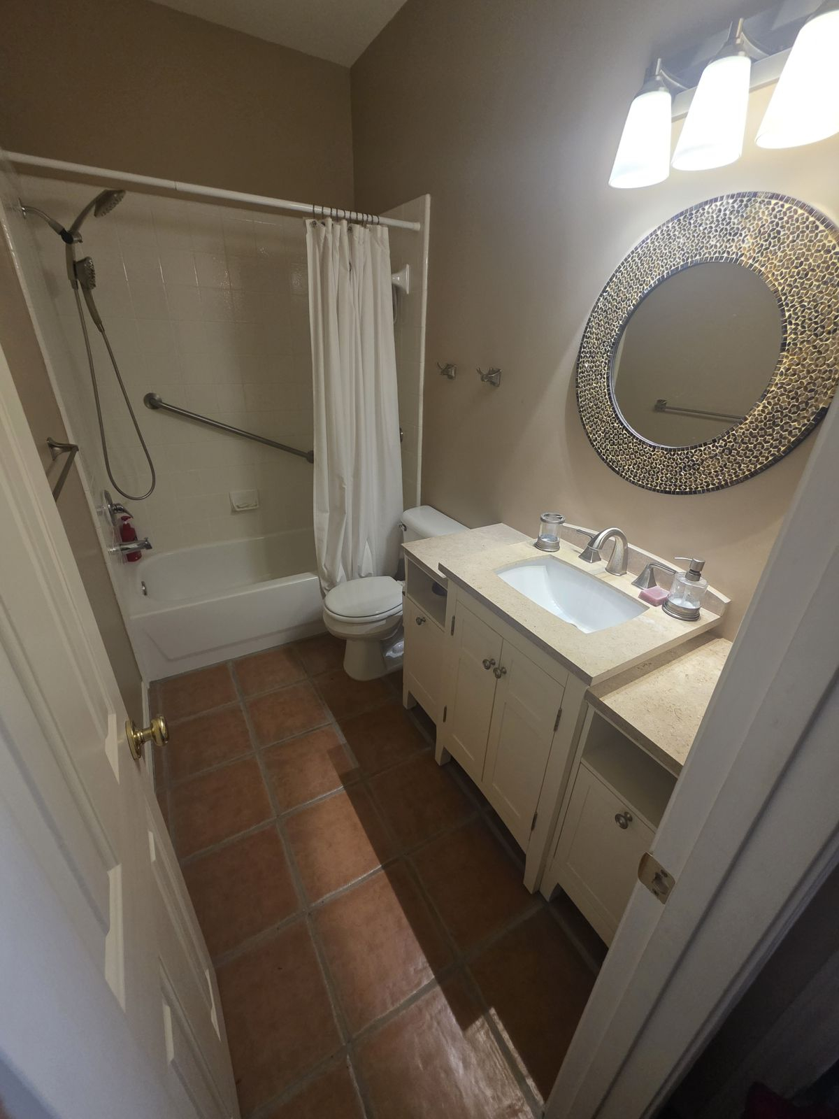 SW Austin furnished room + private bath for a travel nurse - Photo 5