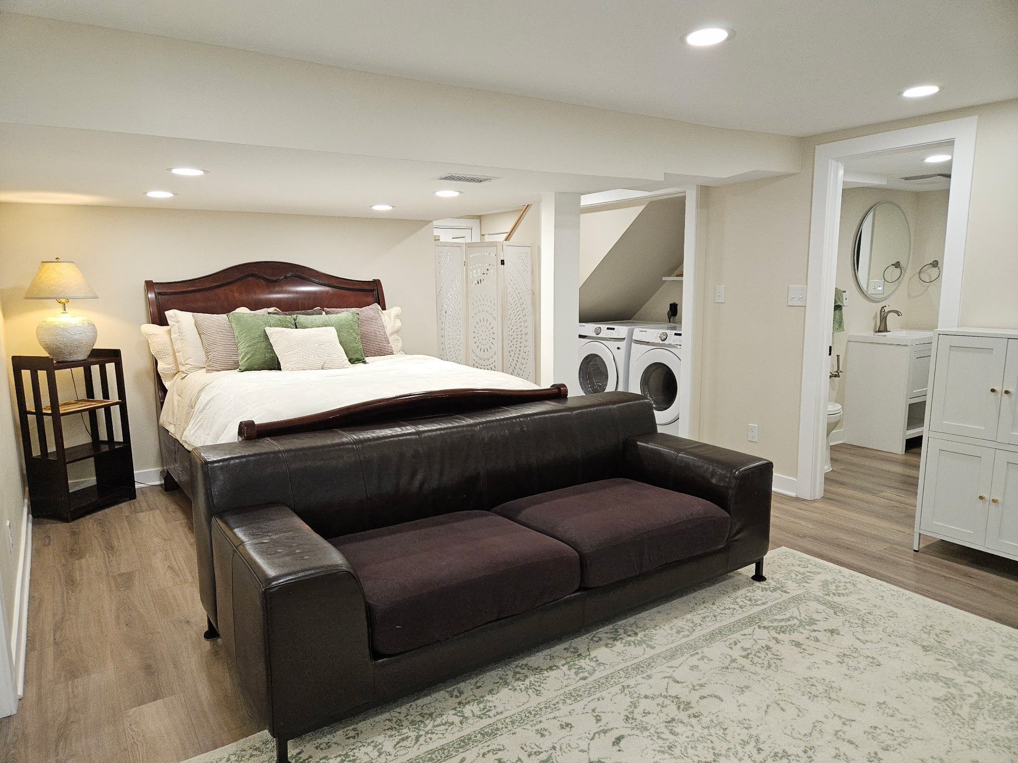 Furnished, newly renovated English basement - Photo 9