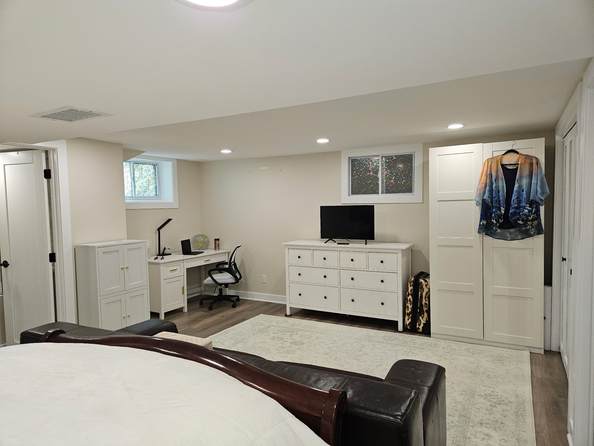 Furnished, newly renovated English basement - Photo 10