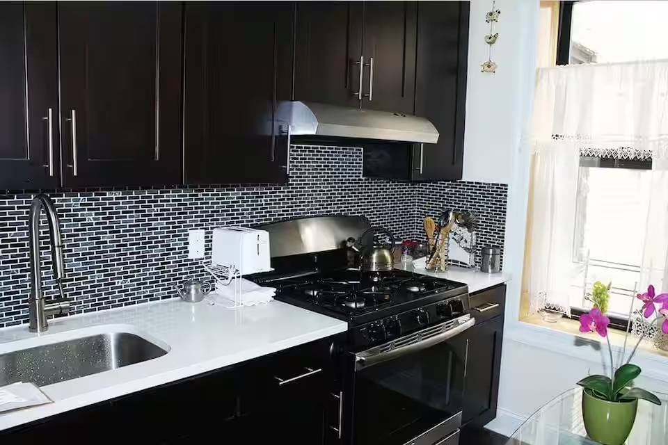 Furnished Private Room in Brooklyn | 5-Min Walk to 2/5 Subway | Ideal for Monthly Stays - Photo 9