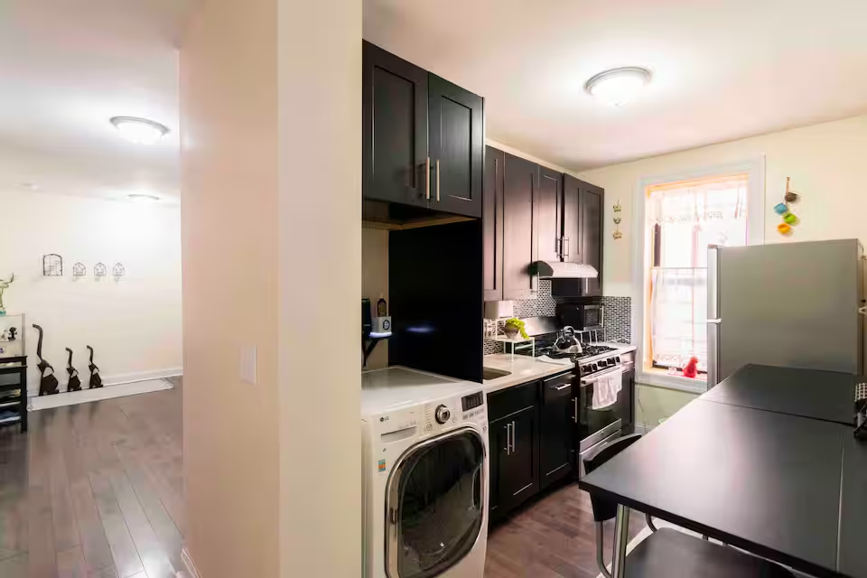 Furnished Private Room in Brooklyn | 5-Min Walk to 2/5 Subway | Ideal for Monthly Stays - Photo 8