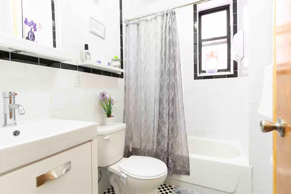 Furnished Private Room in Brooklyn | 5-Min Walk to 2/5 Subway | Ideal for Monthly Stays - Photo 11