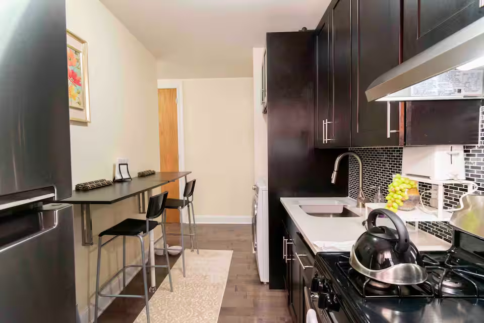 Furnished Private Room in Brooklyn | 5-Min Walk to 2/5 Subway | Ideal for Monthly Stays - Photo 10