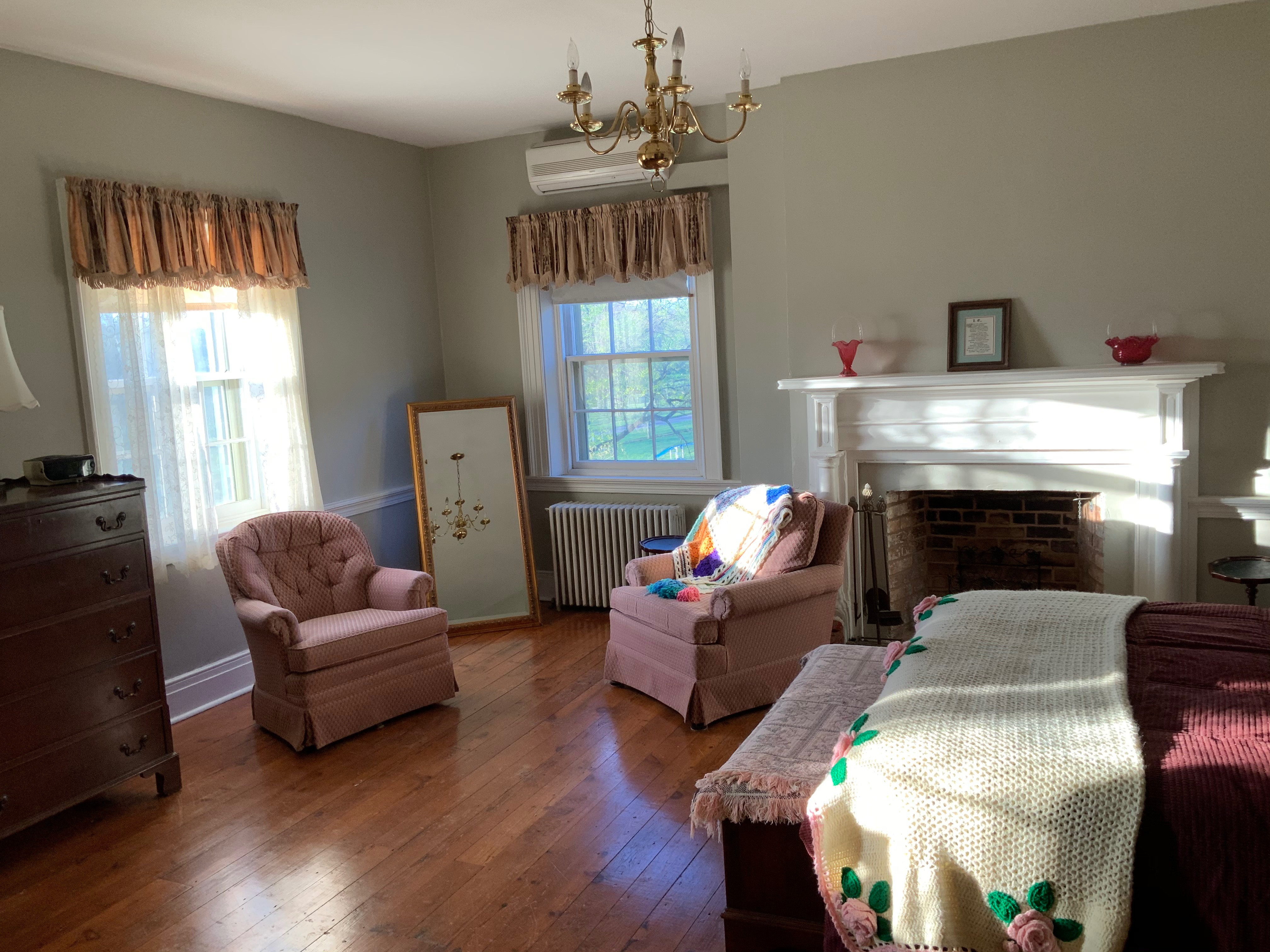 Historic Newcomer Mansion - Photo 4