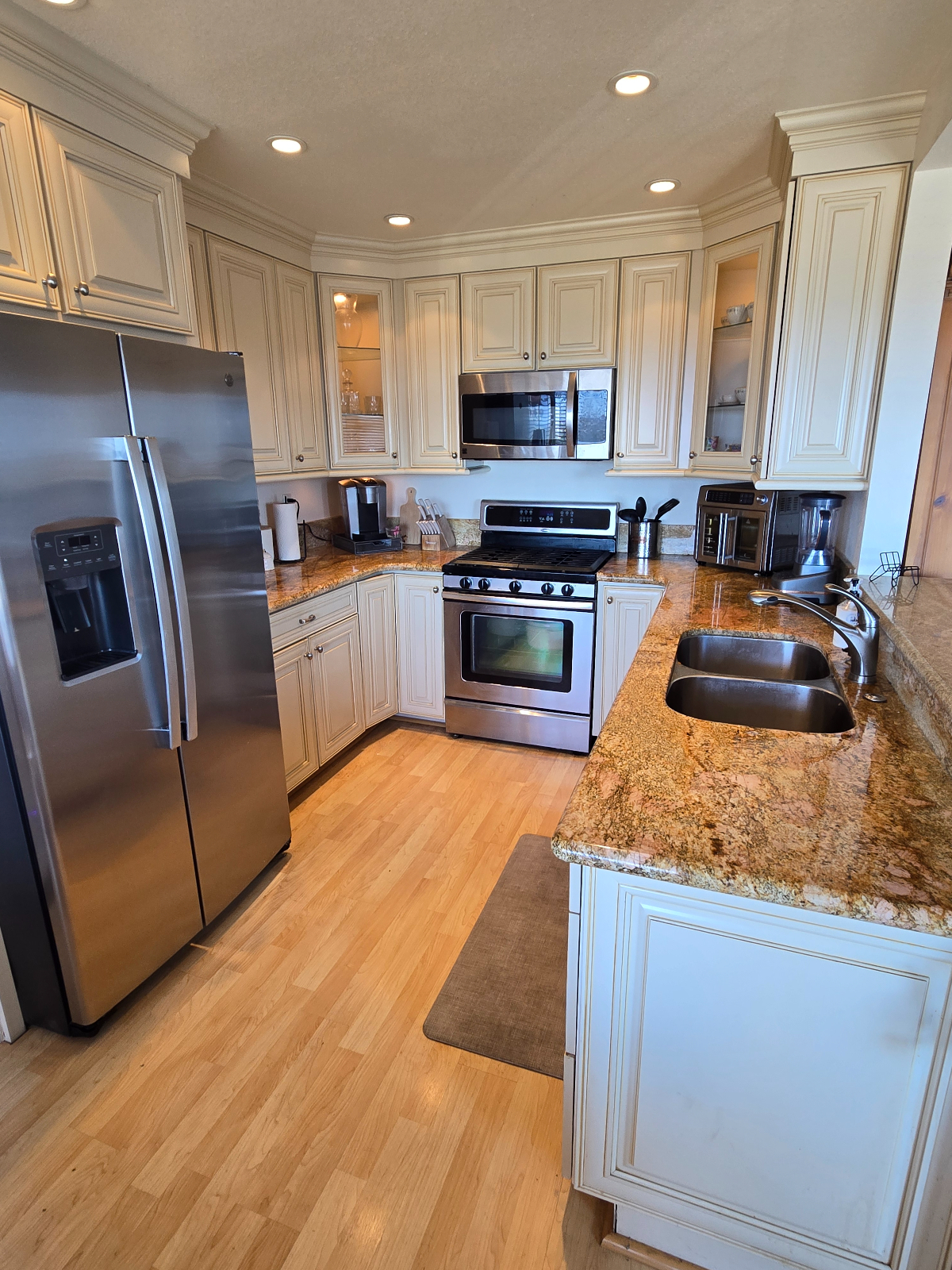 Fully Furnished 3BR Condo with Stunning City Views in a Convenient Whittier Location - Photo 4