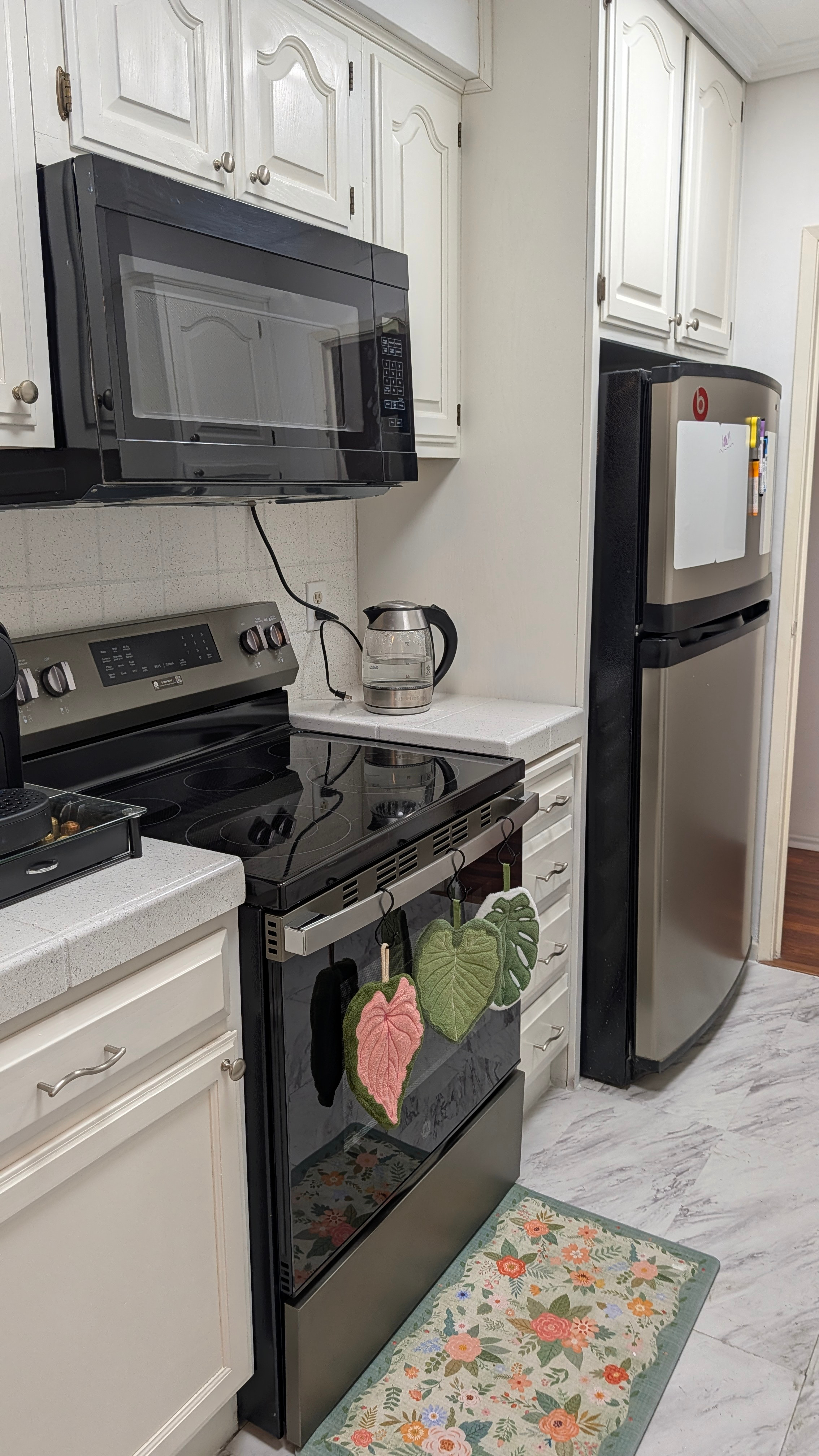 Beautifully Renovated & Fully Furnished 2BR/2.5BA Corner Condo in Westwood | Near UCLA, Pool, 2 Parking Spaces & Utilities Included - Photo 5