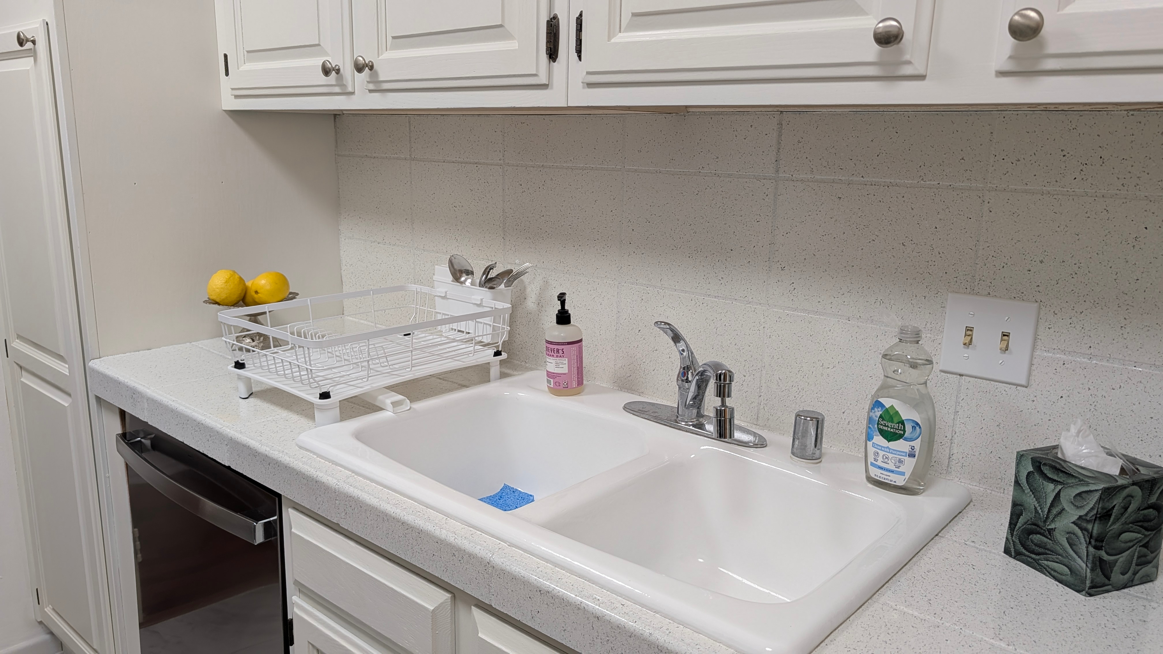 Beautifully Renovated & Fully Furnished 2BR/2.5BA Corner Condo in Westwood | Near UCLA, Pool, 2 Parking Spaces & Utilities Included - Photo 4