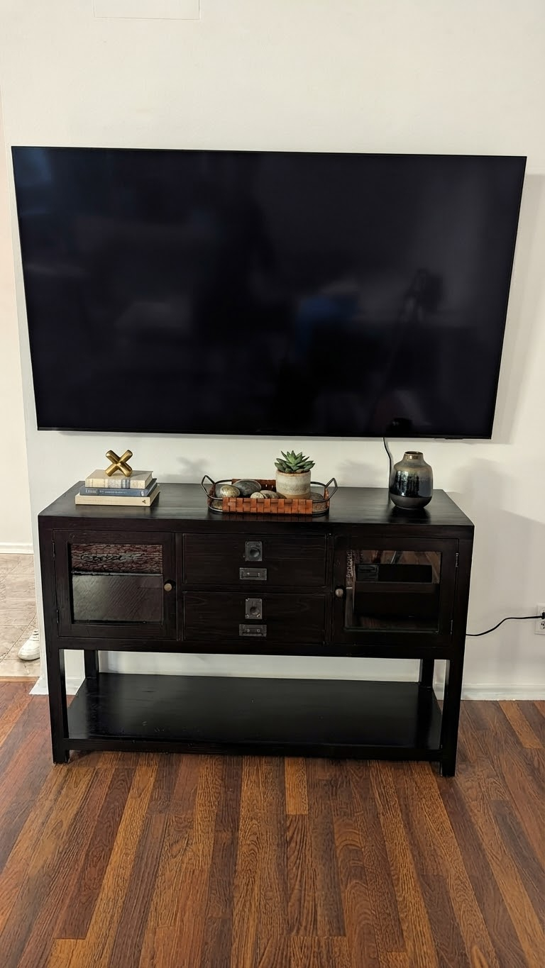 Beautifully Renovated & Fully Furnished 2BR/2.5BA Corner Condo in Westwood | Near UCLA, Pool, 2 Parking Spaces & Utilities Included - Photo 2