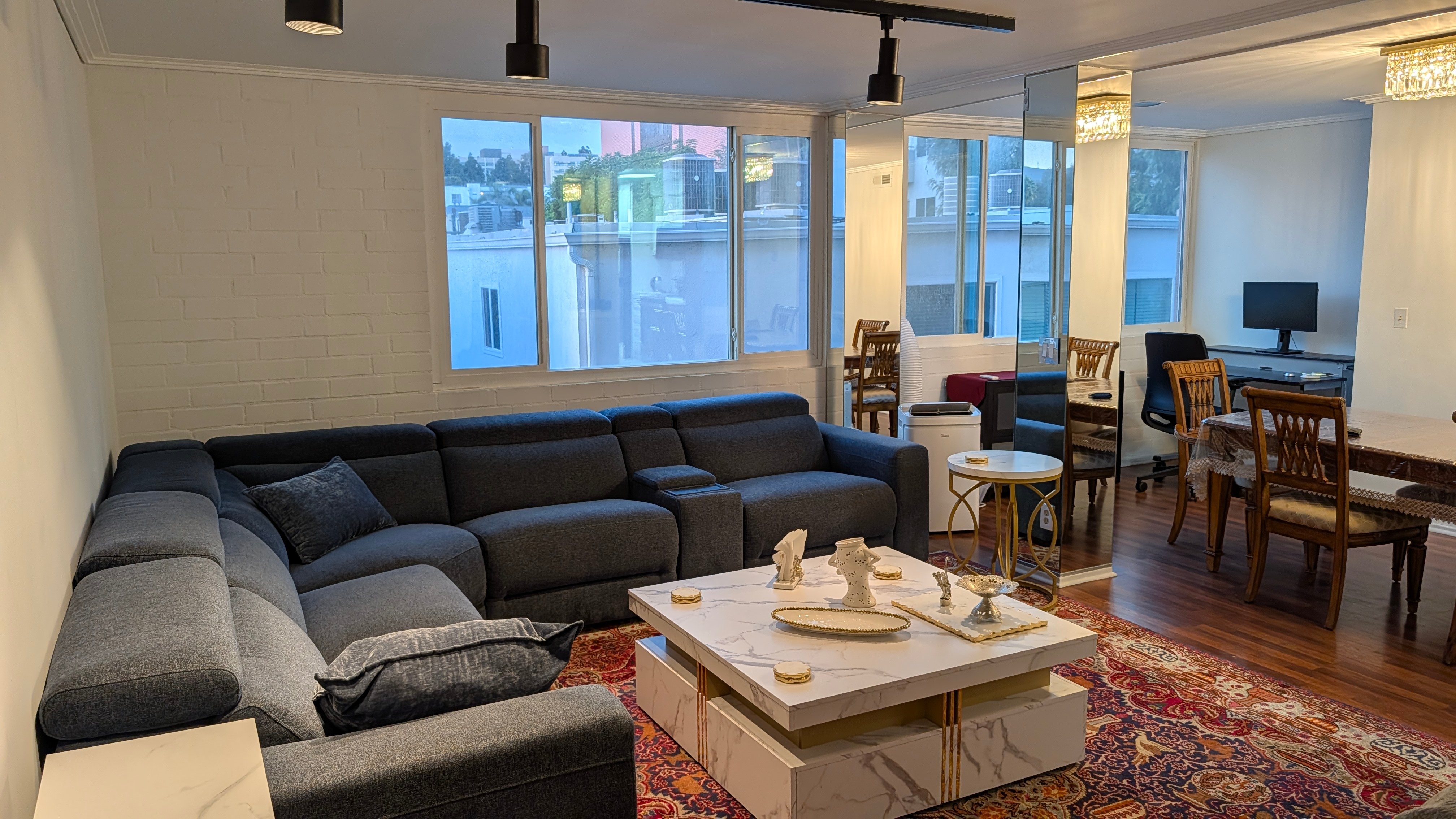 Beautifully Renovated & Fully Furnished 2BR/2.5BA Corner Condo in Westwood | Near UCLA, Pool, 2 Parking Spaces & Utilities Included - Photo 1