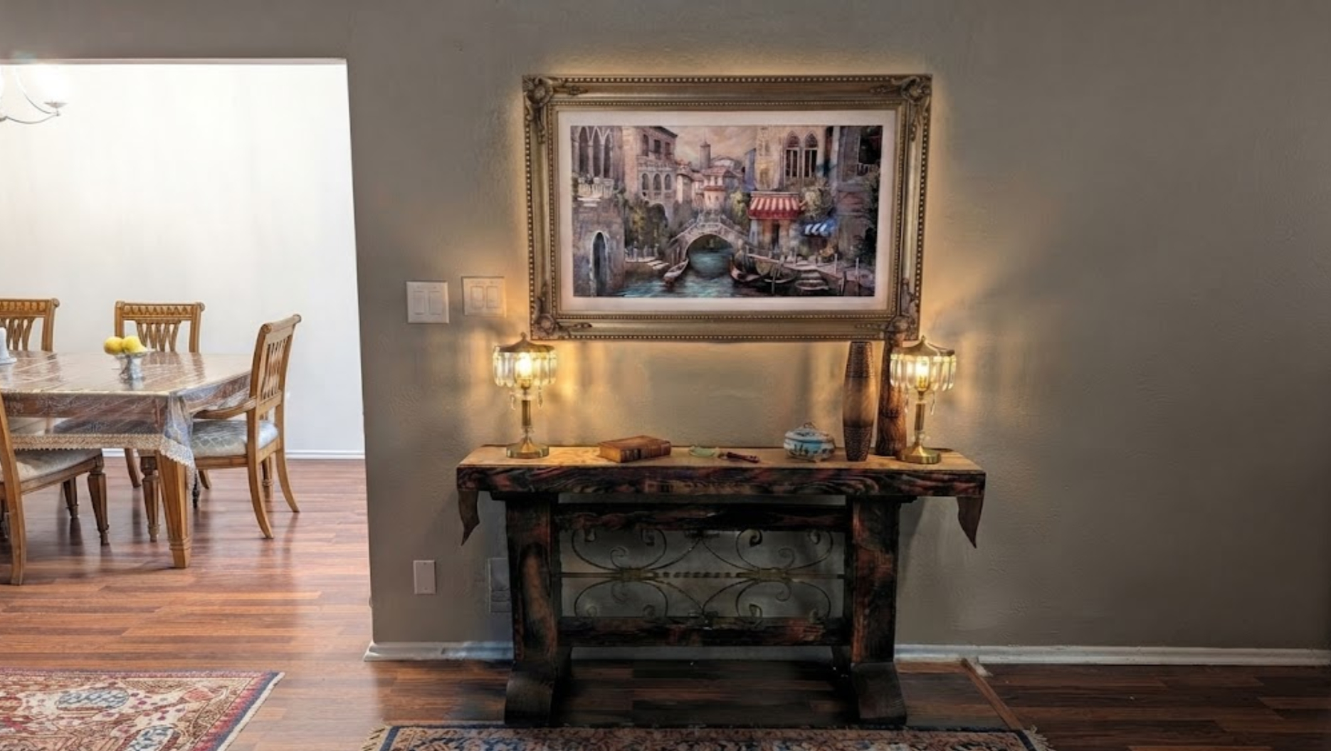 Beautifully Renovated & Fully Furnished 2BR/2.5BA Corner Condo in Westwood | Near UCLA, Pool, 2 Parking Spaces & Utilities Included - Photo 3