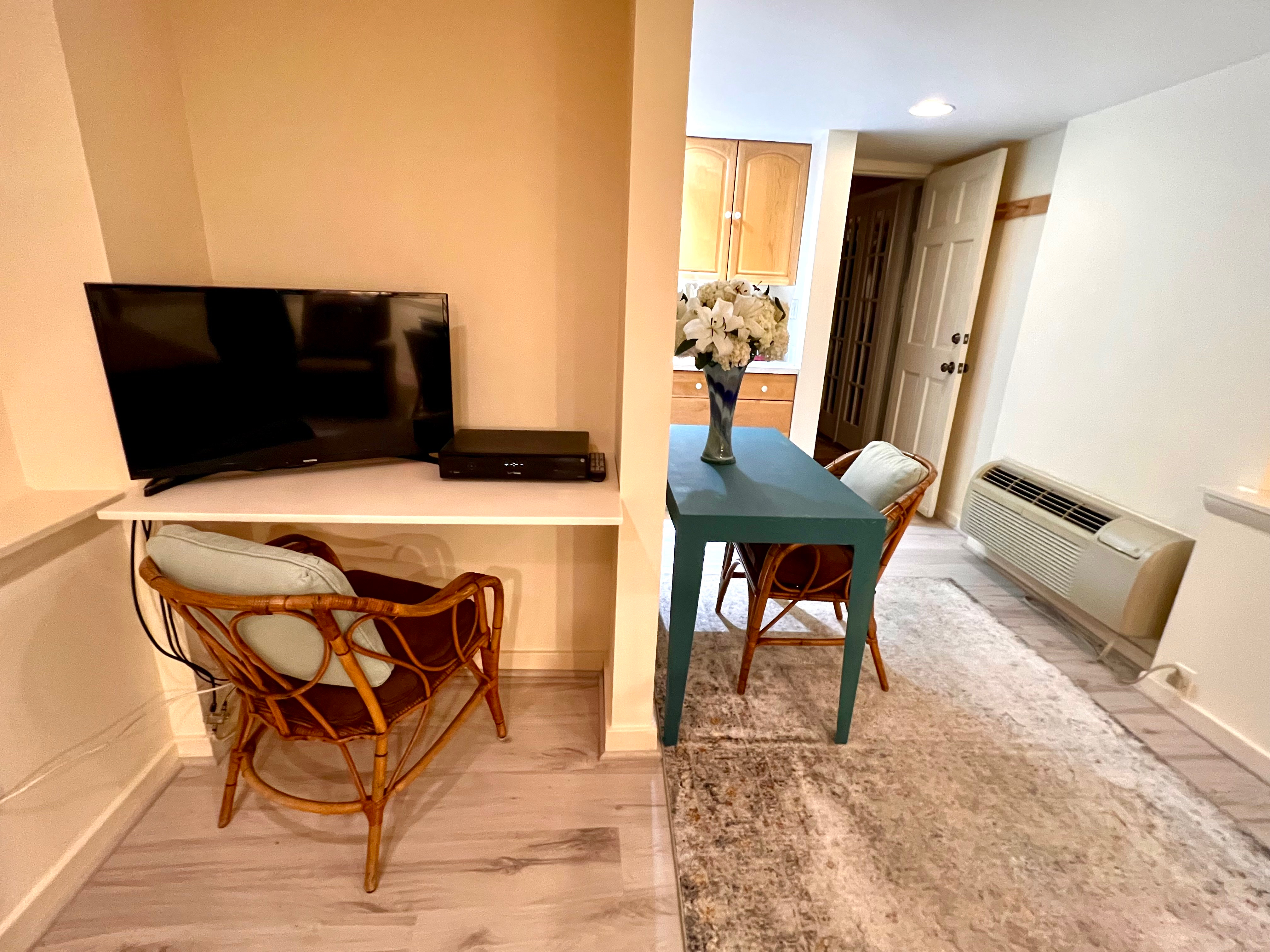 Quiet, Comfortable Studio Apartment - Photo 3