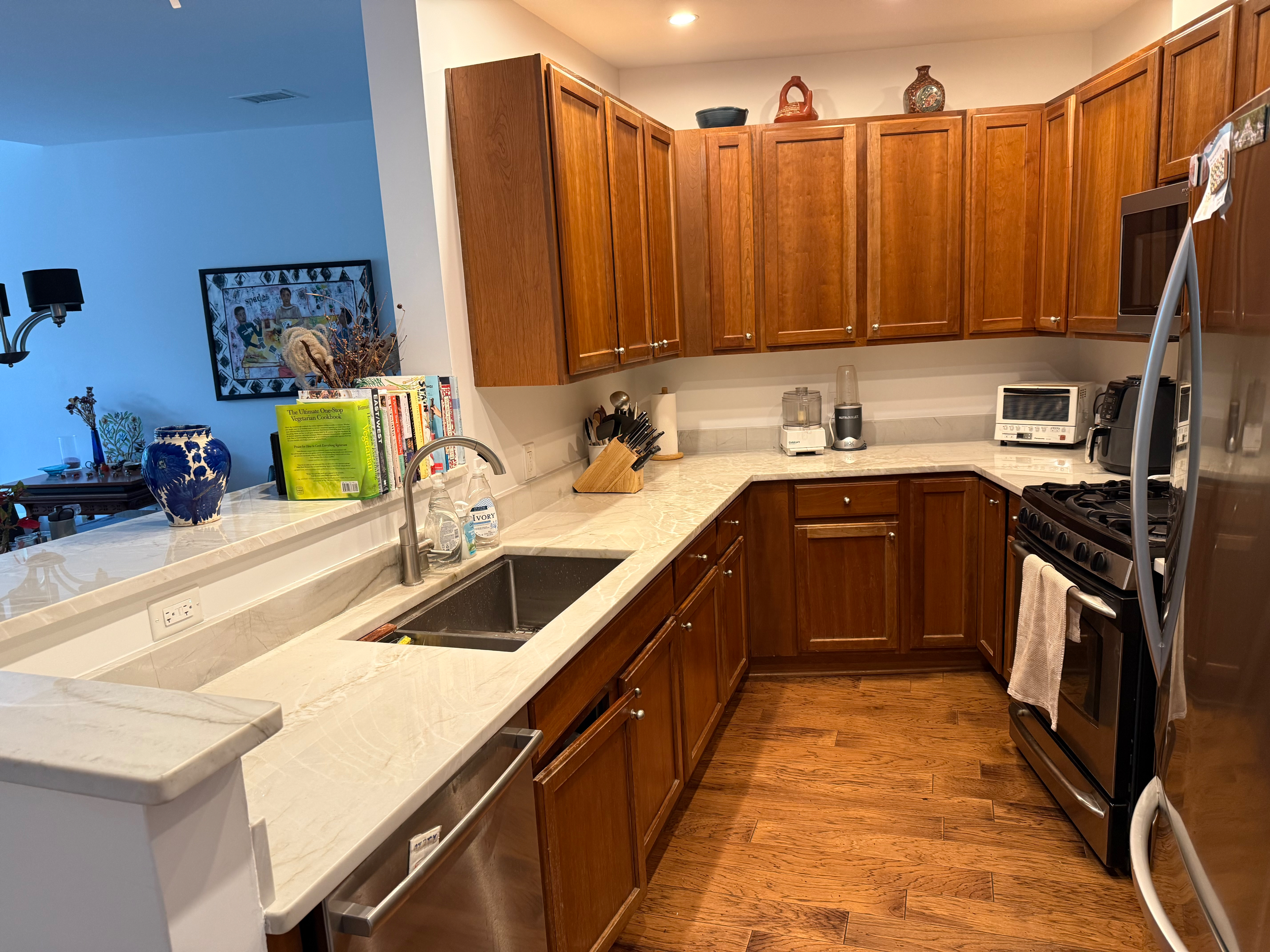 Stunning, Sunlit 2BR Condo w/ Balcony in Adams Morgan - Photo 2