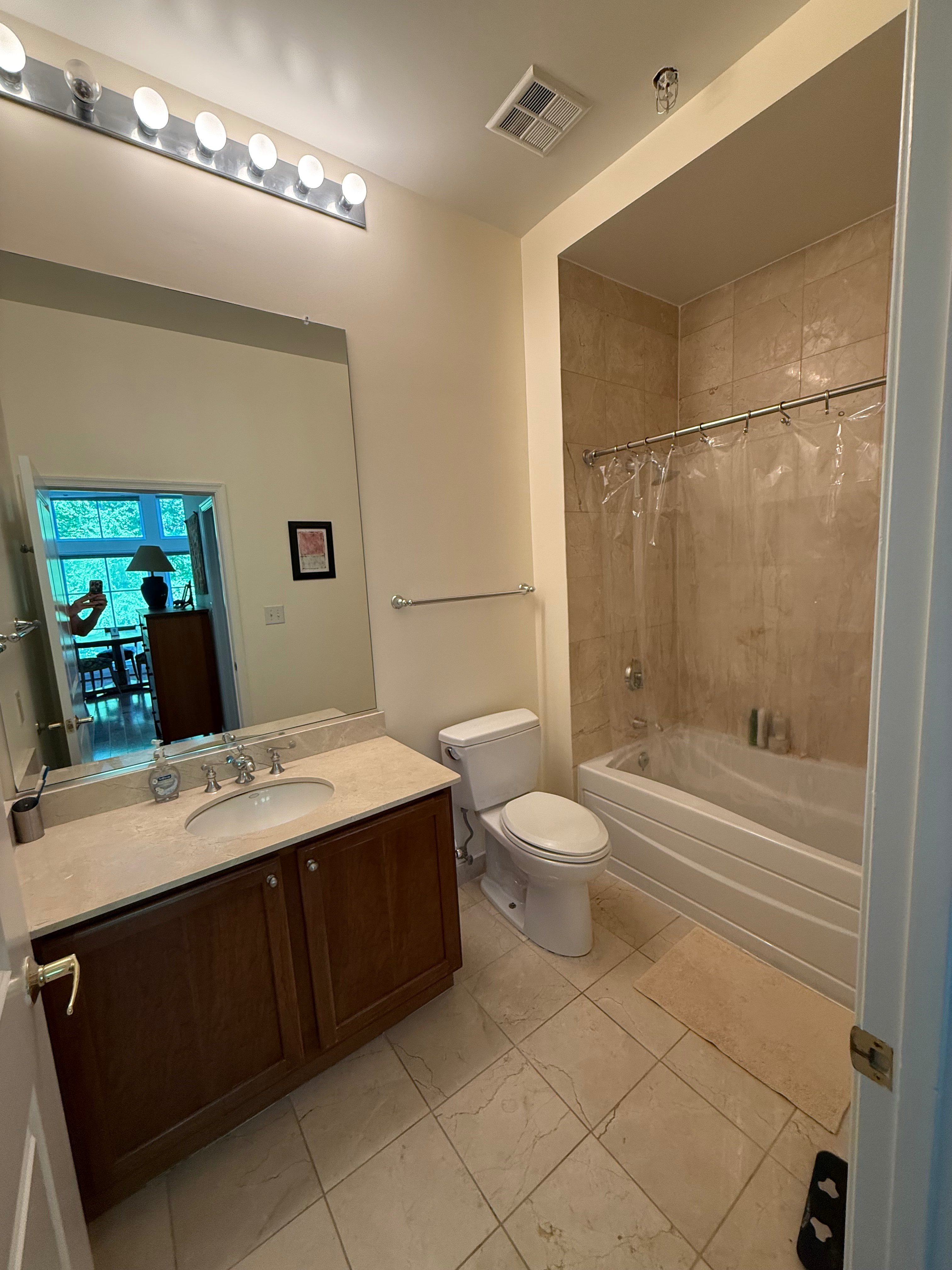 Stunning, Sunlit 2BR Condo w/ Balcony in Adams Morgan - Photo 9
