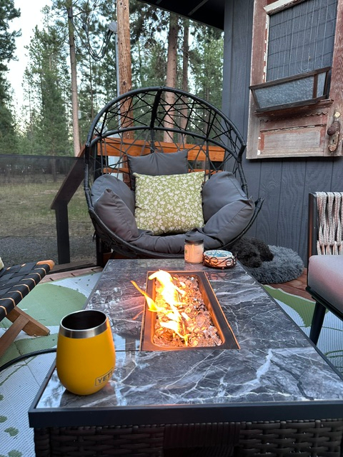Quiet work retreat surrounded by Ponderosa Pines. Full Kitchen, laundry, hot tub, all amenities. - Photo 3