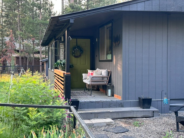 Quiet work retreat surrounded by Ponderosa Pines. Full Kitchen, laundry, hot tub, all amenities. - Photo 5