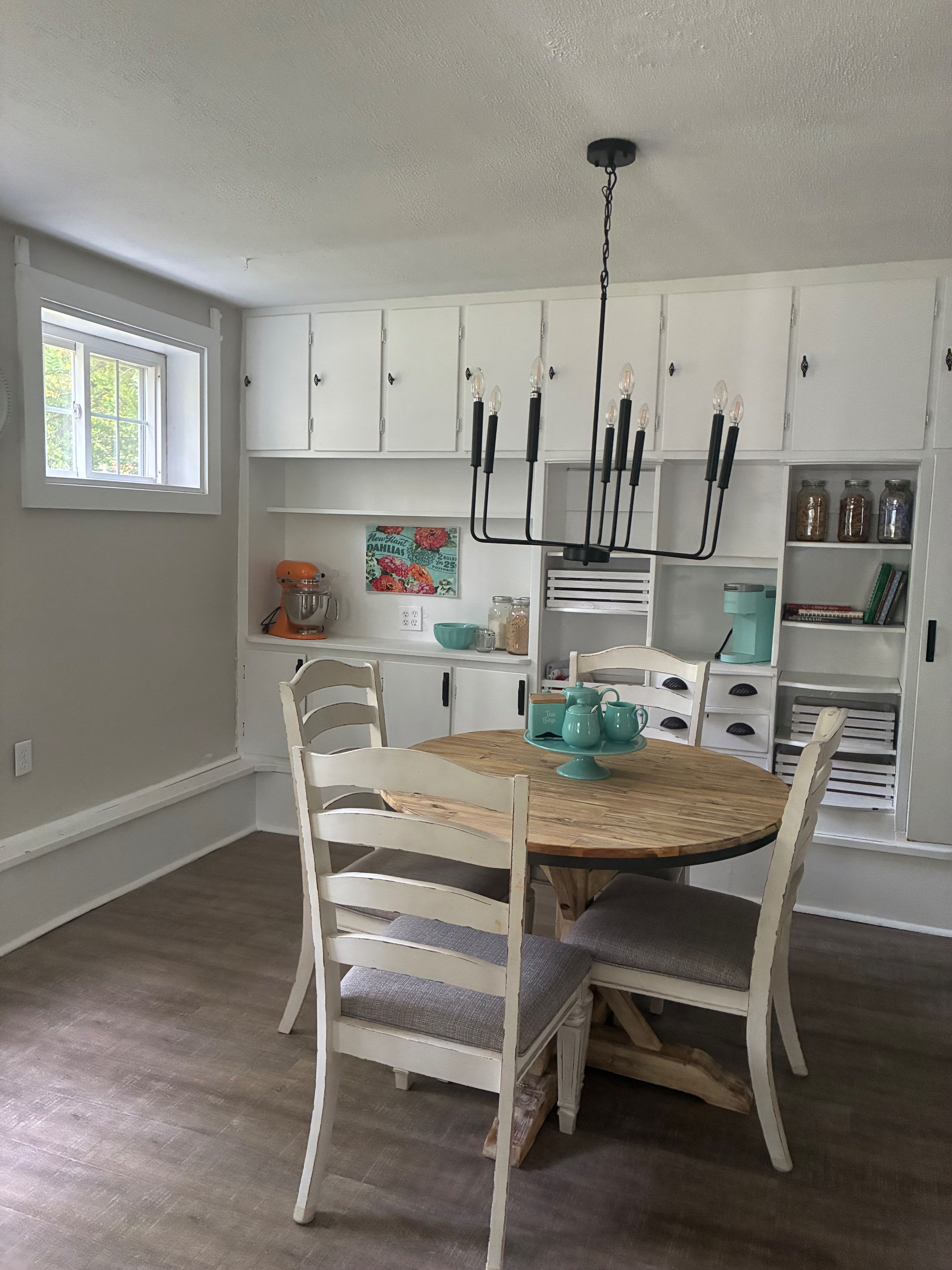 Bright, Cozy 2 BR Home with Attached Garage & Beautiful Yard - Photo 5