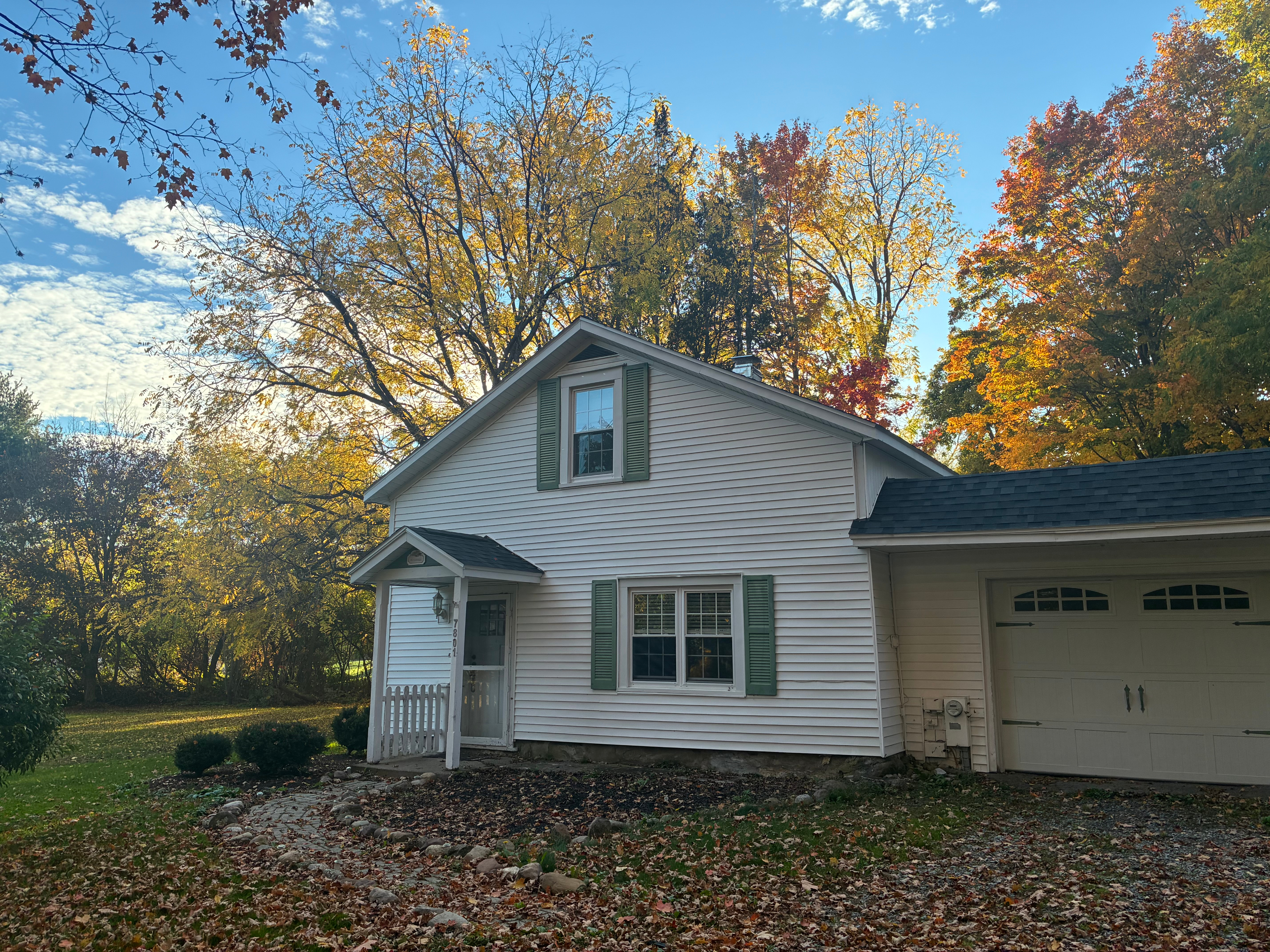 Bright, Cozy 2 BR Home with Attached Garage & Beautiful Yard - Photo 1