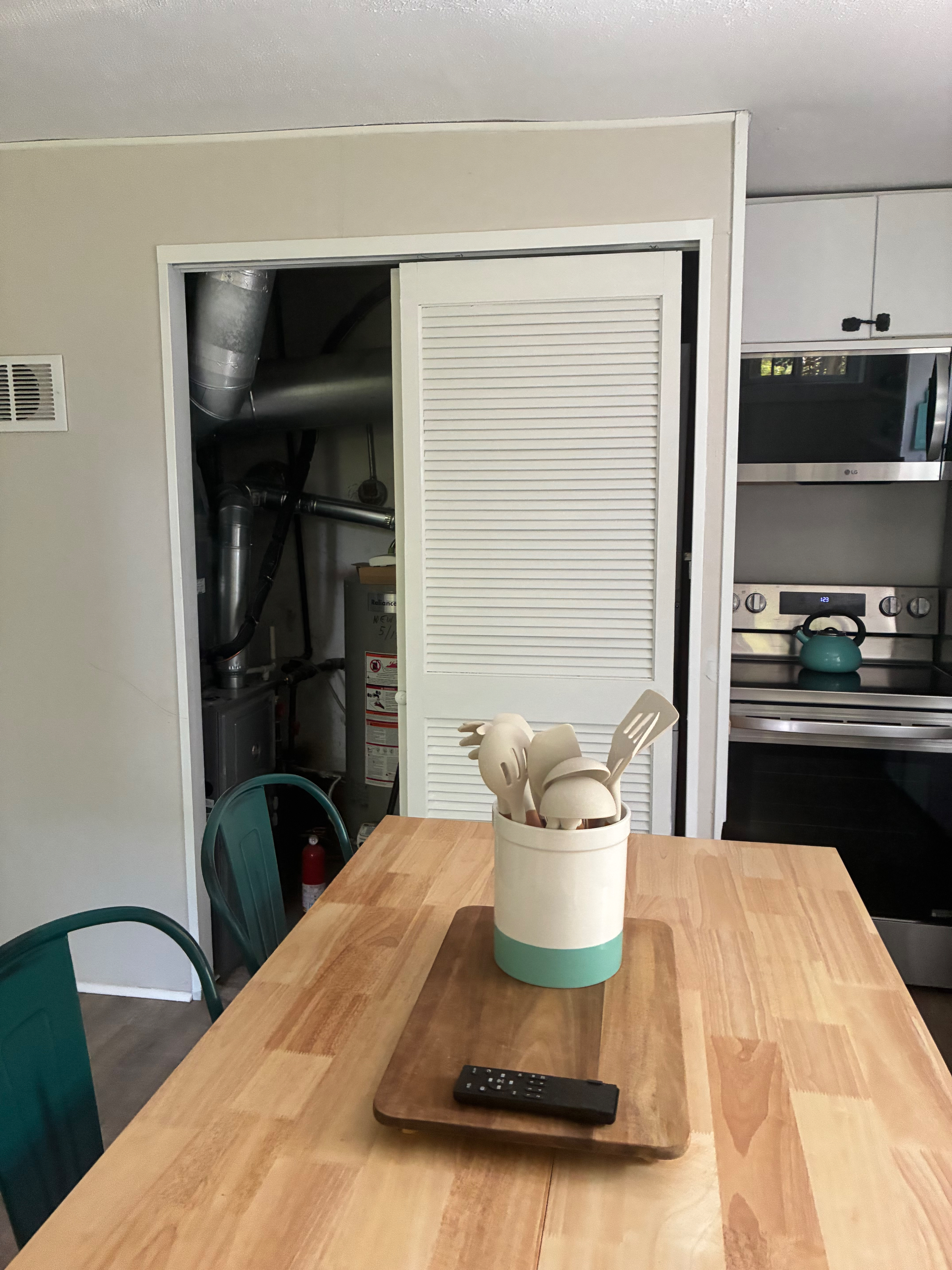 Bright, Cozy 2 BR Home with Attached Garage & Beautiful Yard - Photo 9