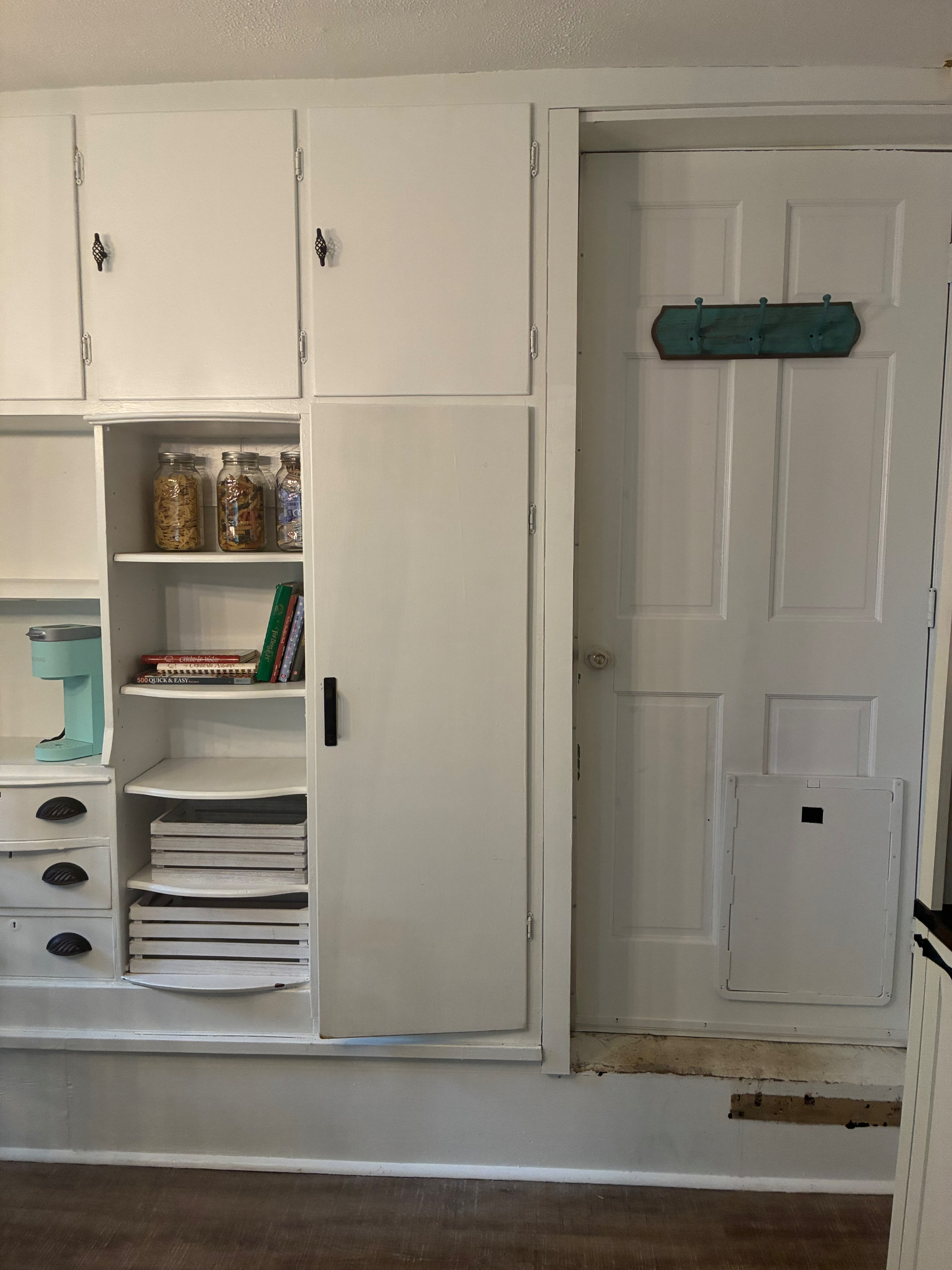 Bright, Cozy 2 BR Home with Attached Garage & Beautiful Yard - Photo 8