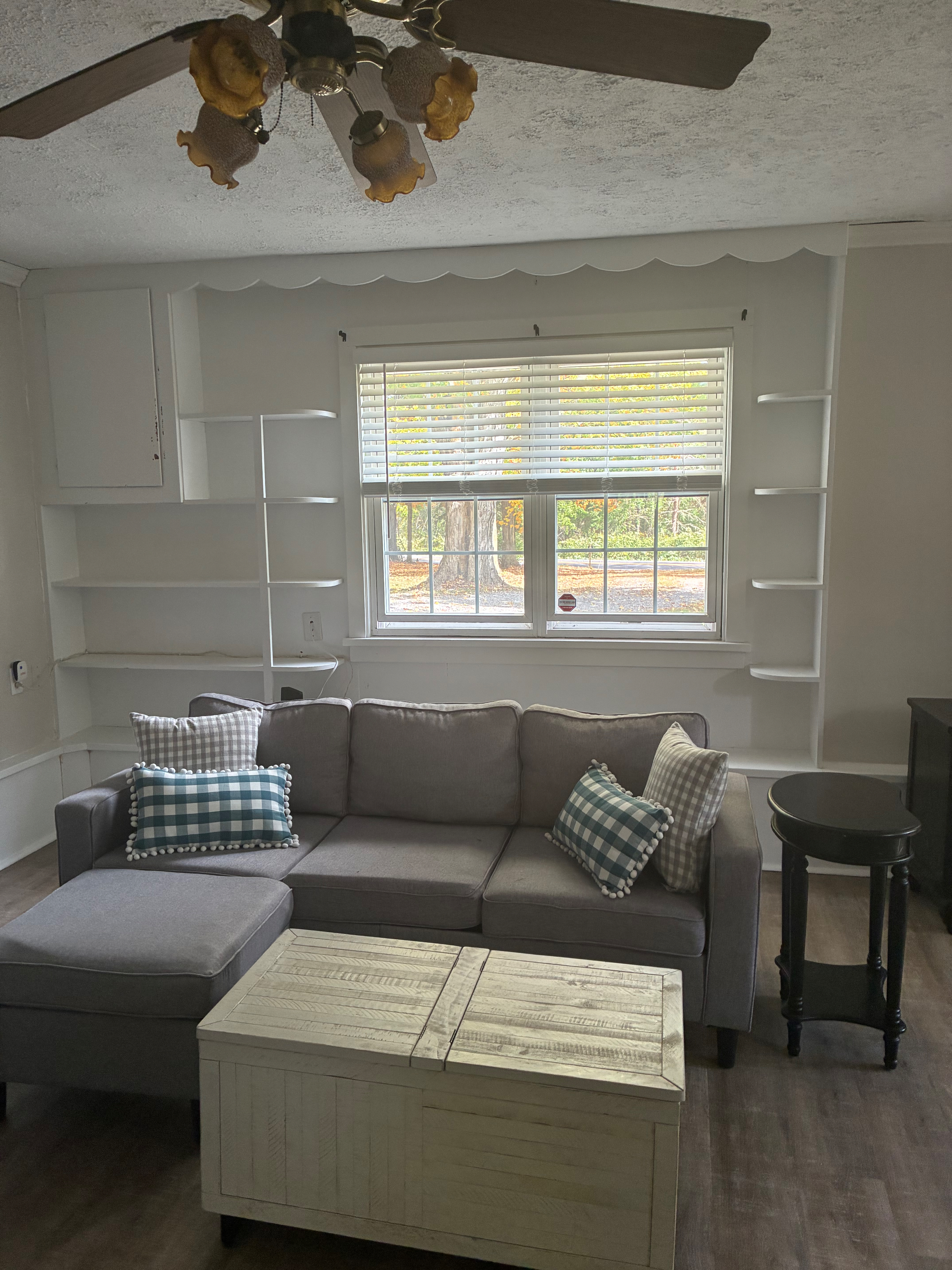 Bright, Cozy 2 BR Home with Attached Garage & Beautiful Yard - Photo 3