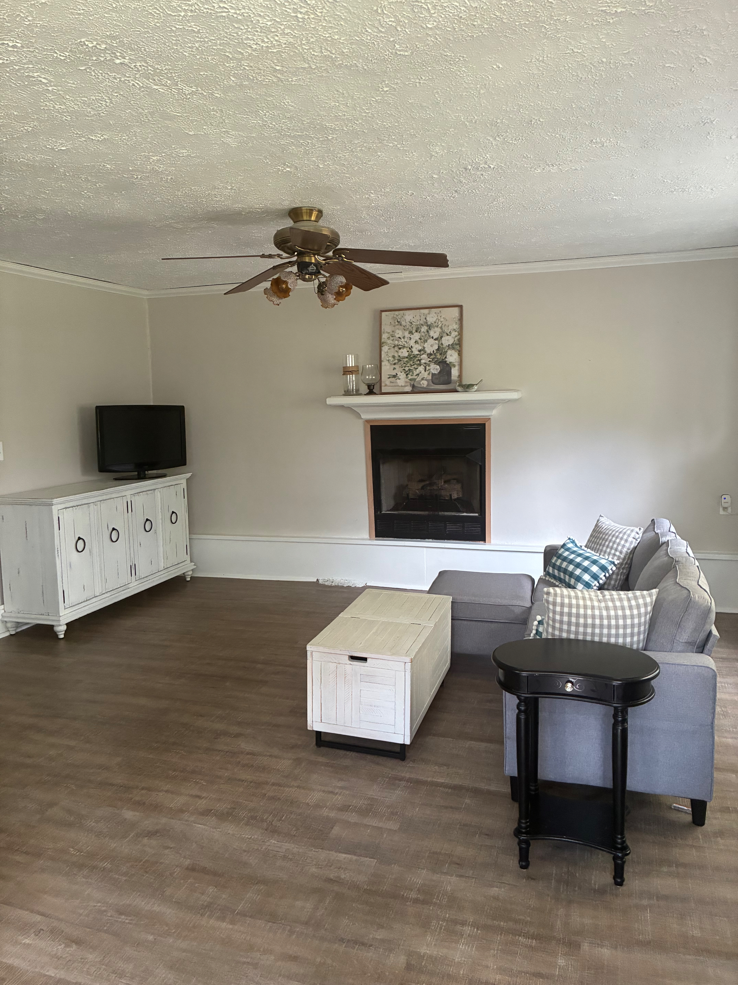 Bright, Cozy 2 BR Home with Attached Garage & Beautiful Yard - Photo 2