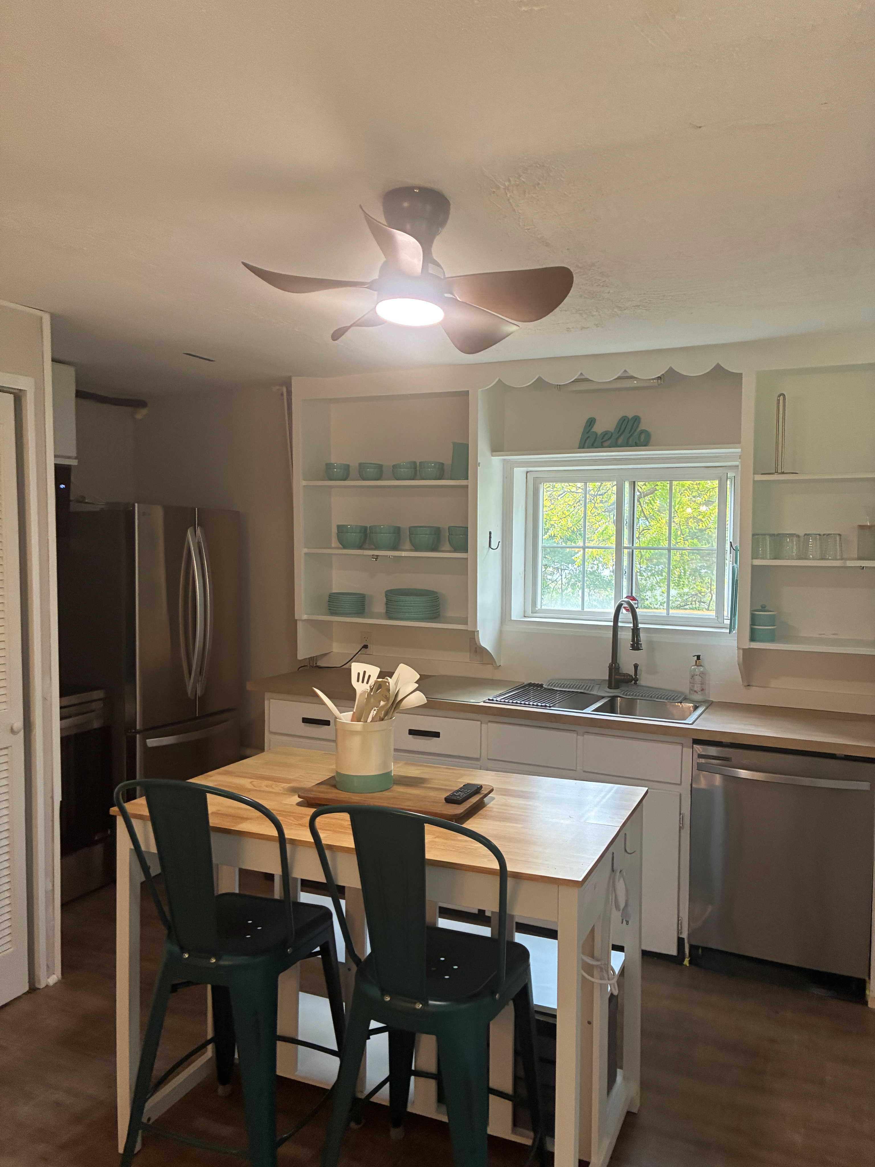 Bright, Cozy 2 BR Home with Attached Garage & Beautiful Yard - Photo 6