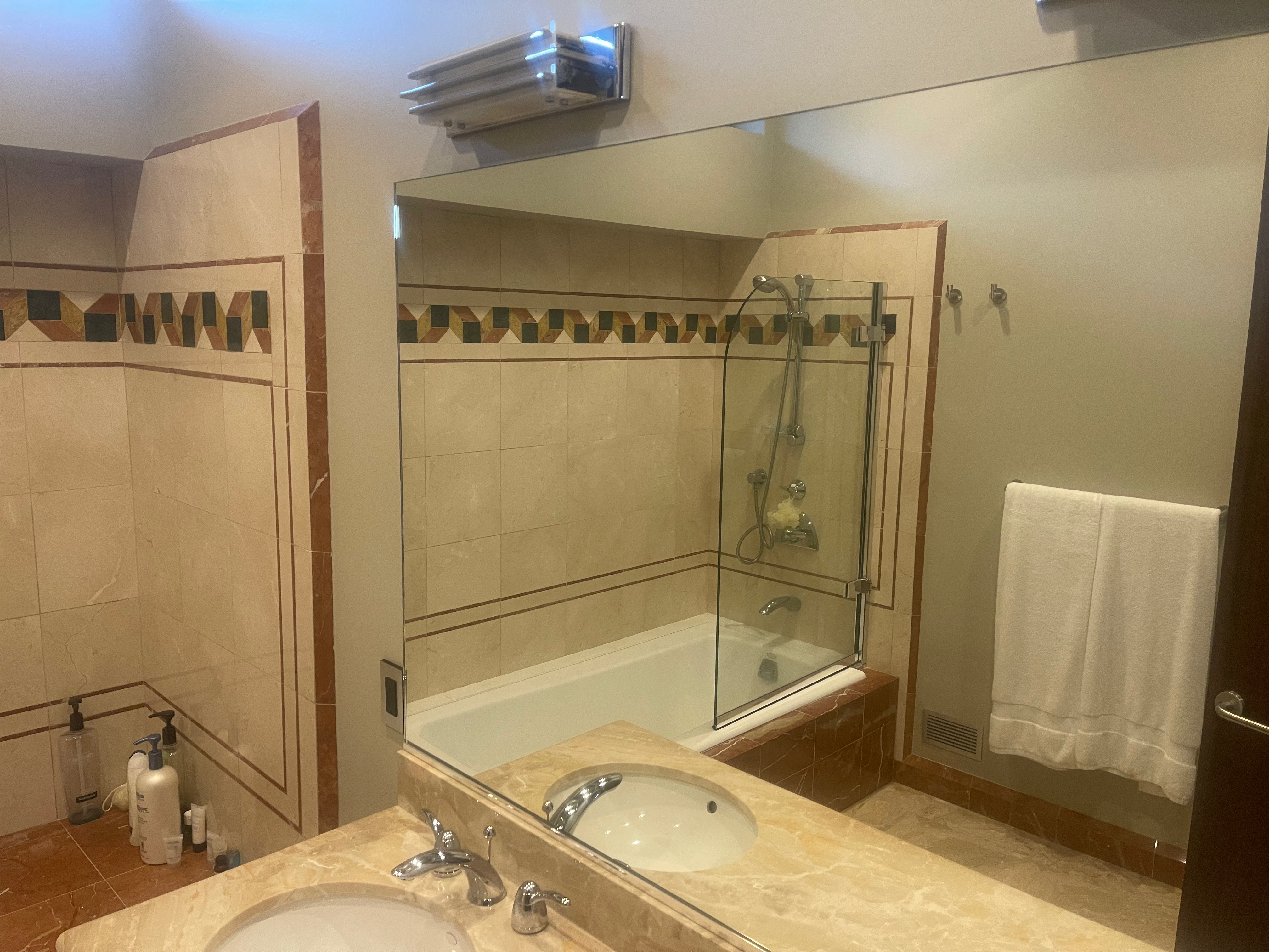 Private room in view house in Clarendon Heights - Photo 4