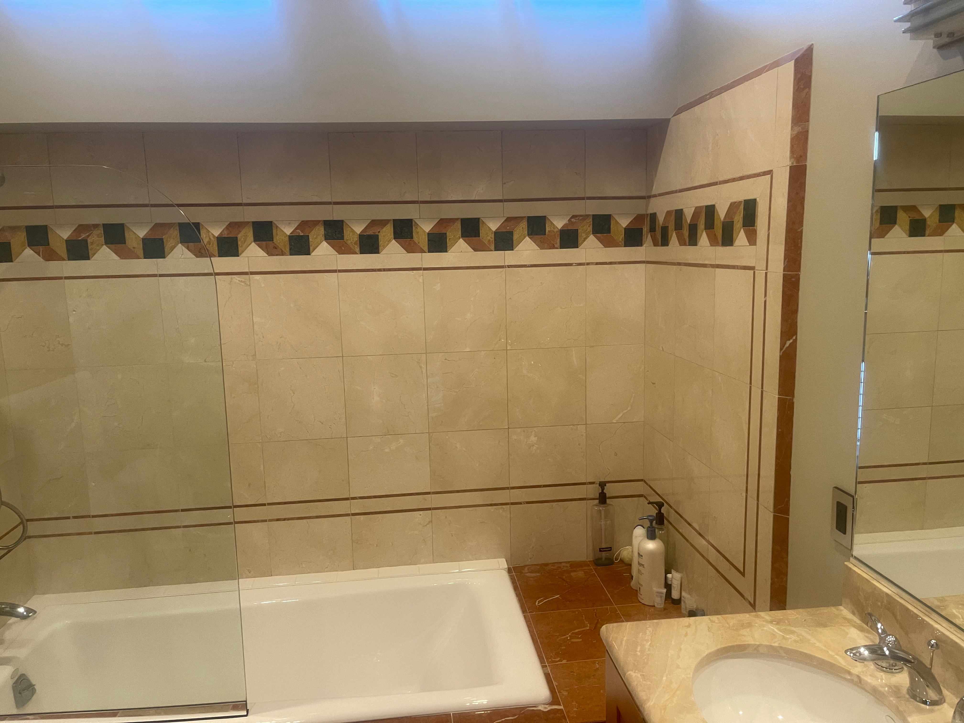 Private room in view house in Clarendon Heights - Photo 3