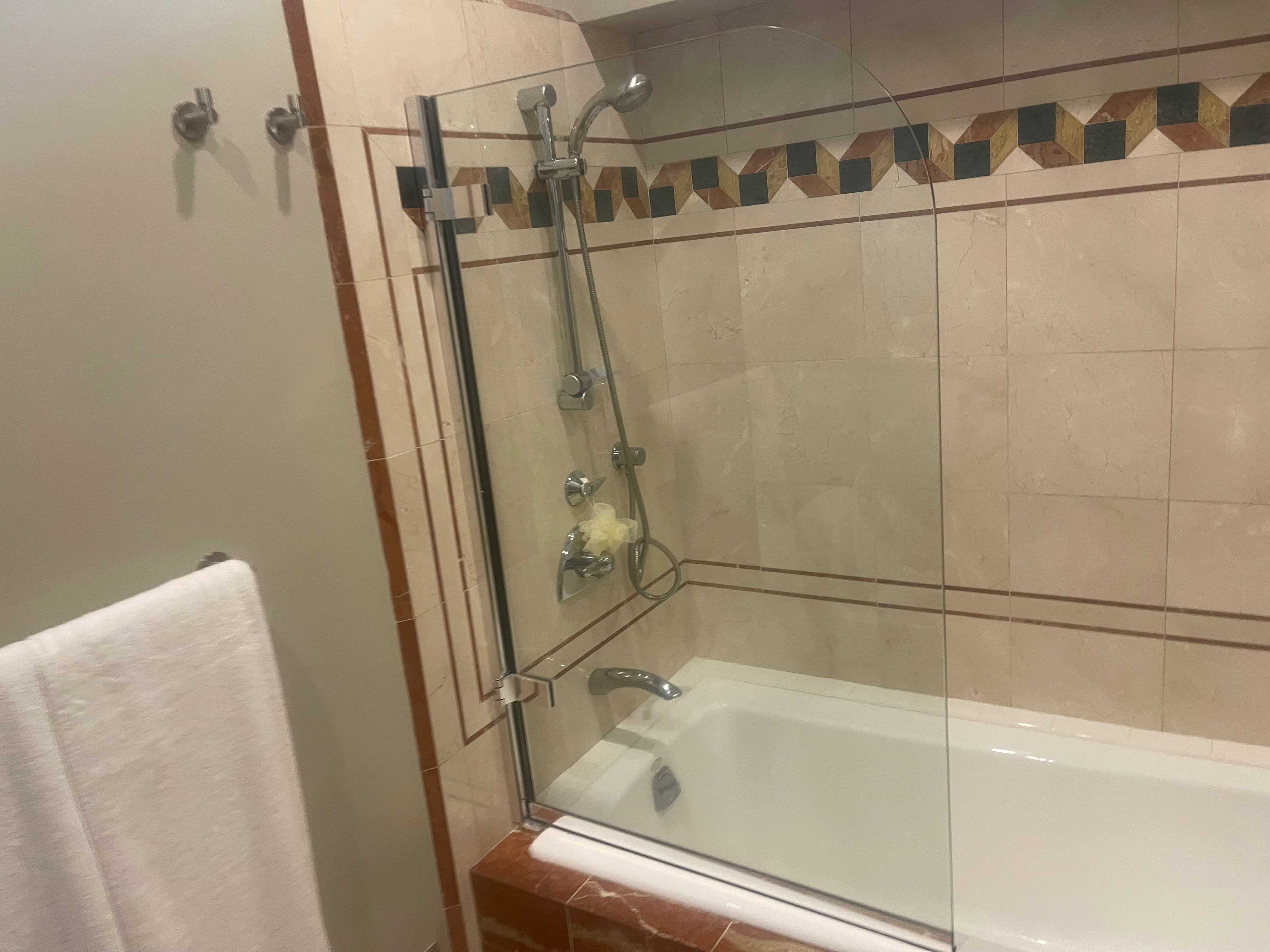 Private room in view house in Clarendon Heights - Photo 2