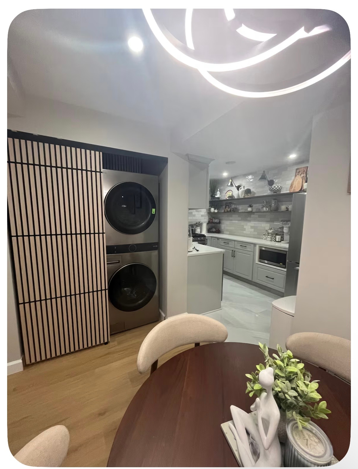 Beautifully Renovated, Fully Furnished Apartment in a Prime Location! - Photo 10