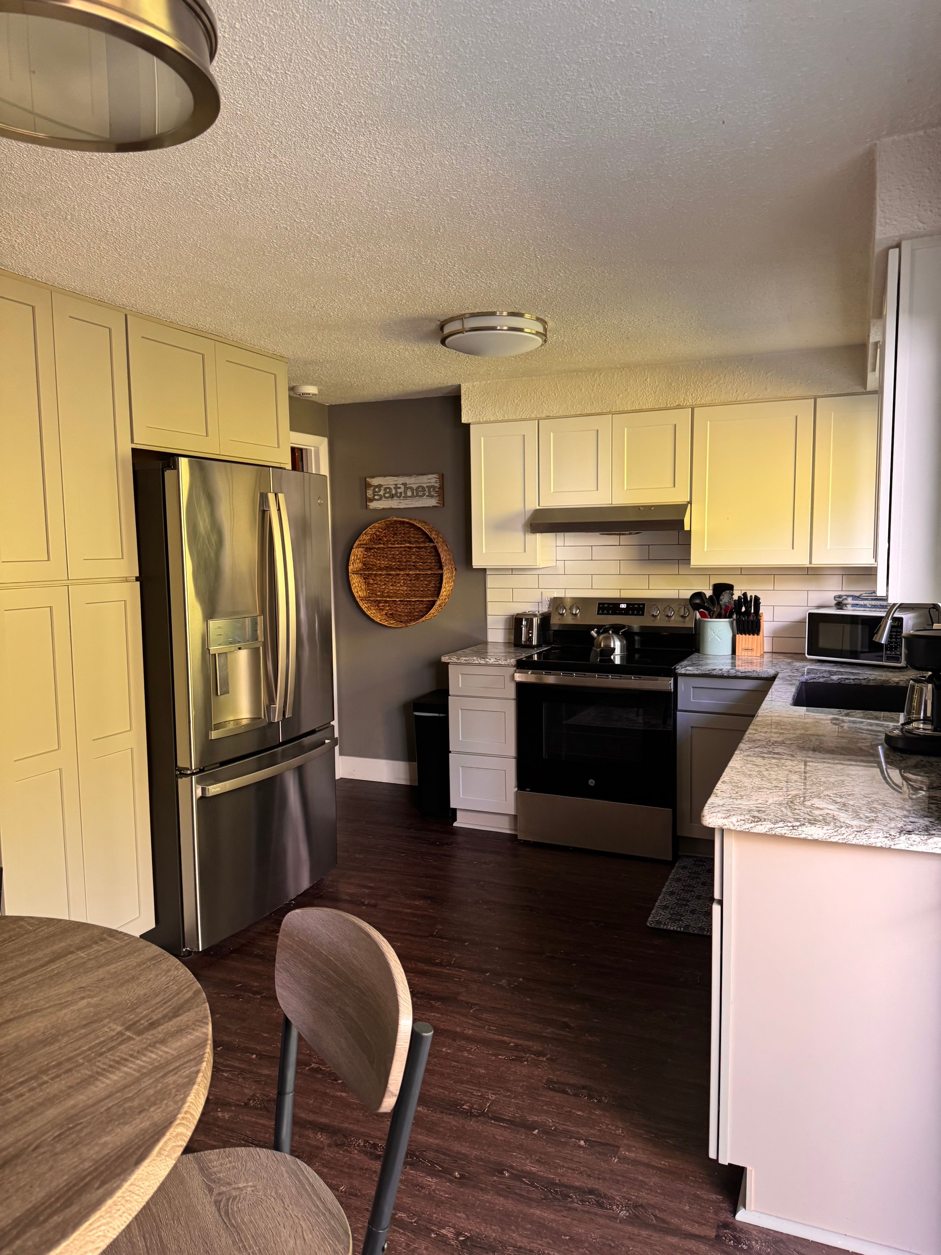Beautiful 3 bedroom, 2 full bath in quiet neighborhood - Photo 1