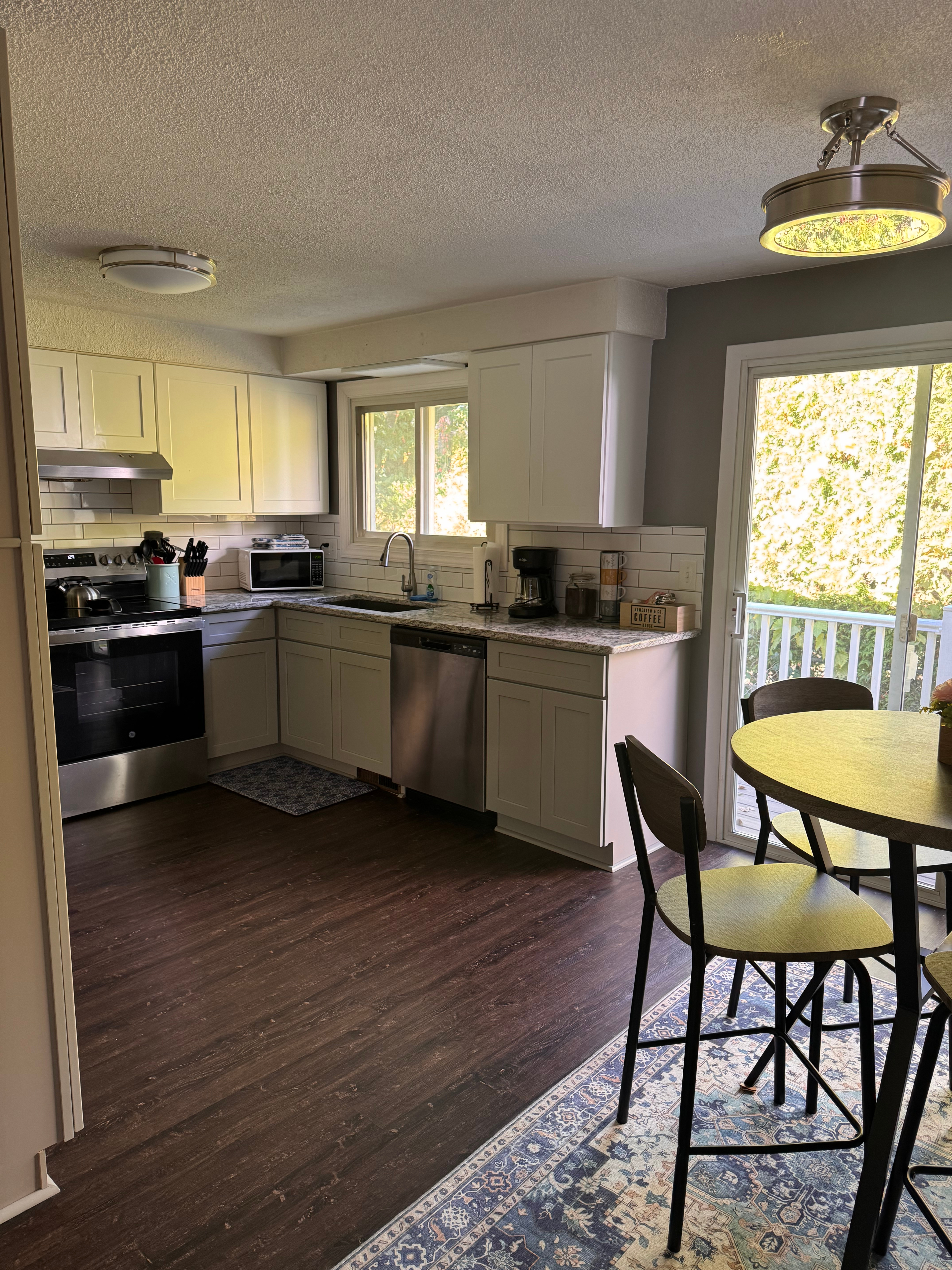 Beautiful 3 bedroom, 2 full bath in quiet neighborhood - Photo 2