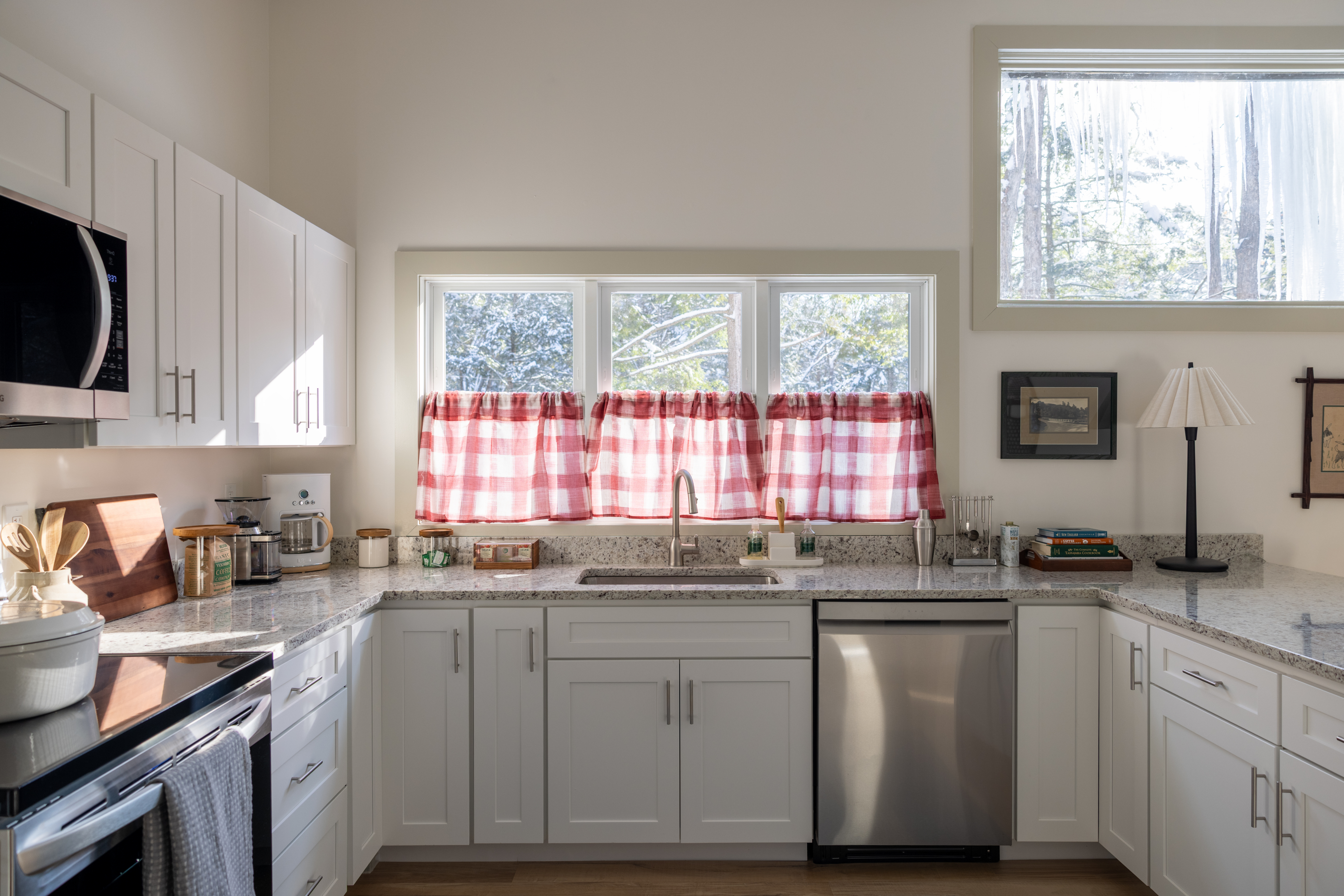 Stylish, Fully Furnished 4BR Home Near Dartmouth & DHMC - Photo 3
