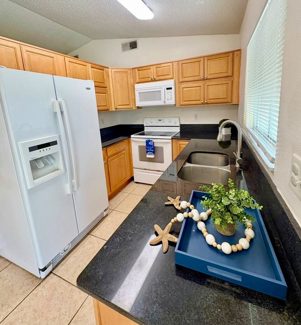 Tastefully Furnished 3BR/2BA | Utilities Included | Garage & Fenced Yard Near Many Medical Facilitie - Photo 4