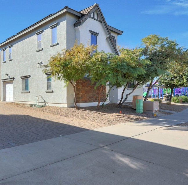 3-bedroom home in Goodyear (Solar Included, save ~$200/month on electric..Corner Lot - Next to a Par - Photo 6