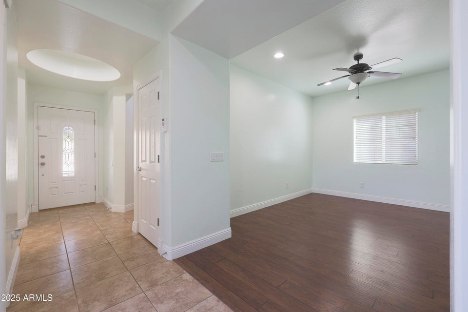 3-bedroom home in Goodyear (Solar Included, save ~$200/month on electric..Corner Lot - Next to a Par - Photo 5