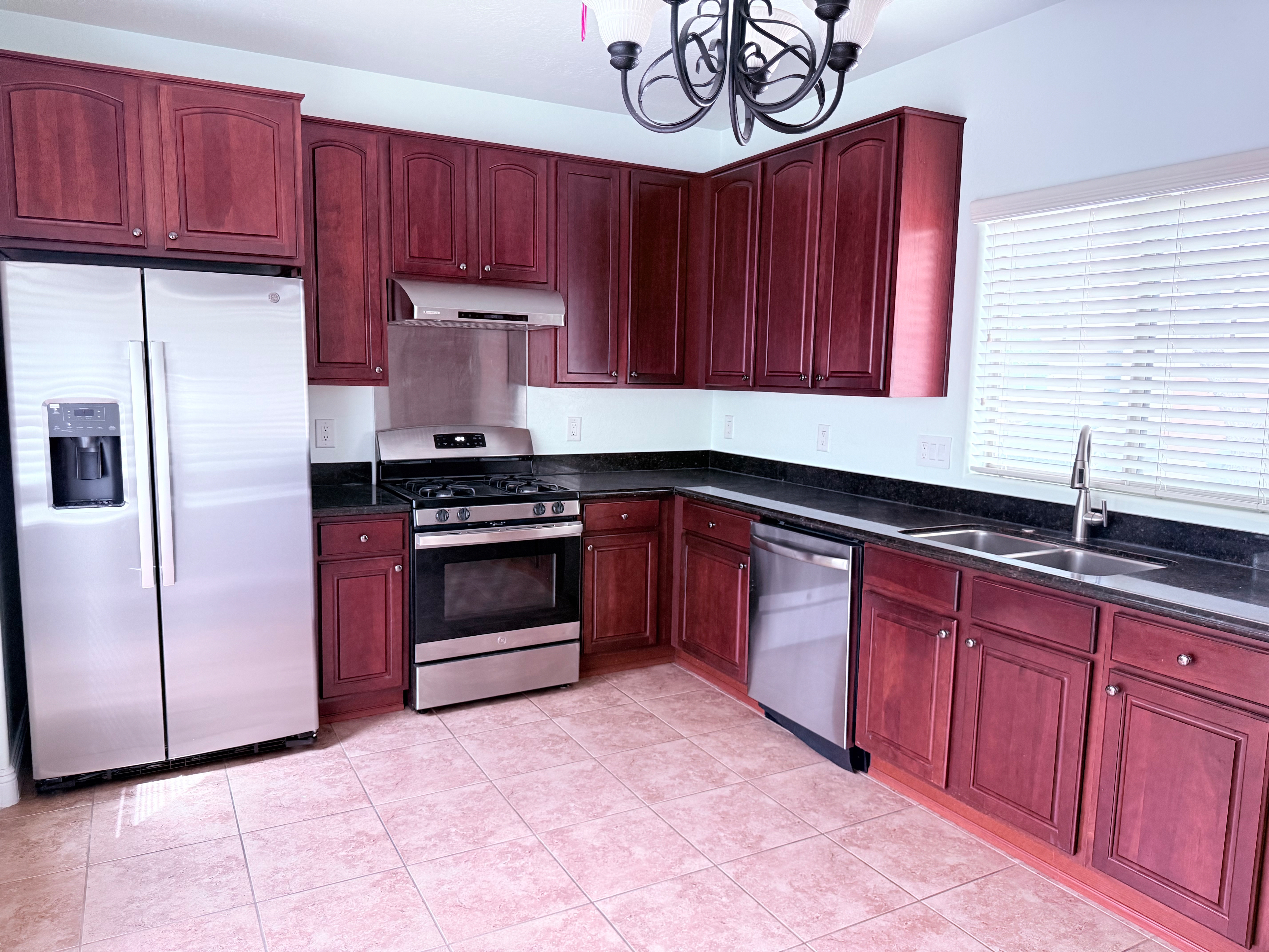 3-bedroom home in Goodyear (Solar Included, save ~$200/month on electric..Corner Lot - Next to a Par - Photo 2