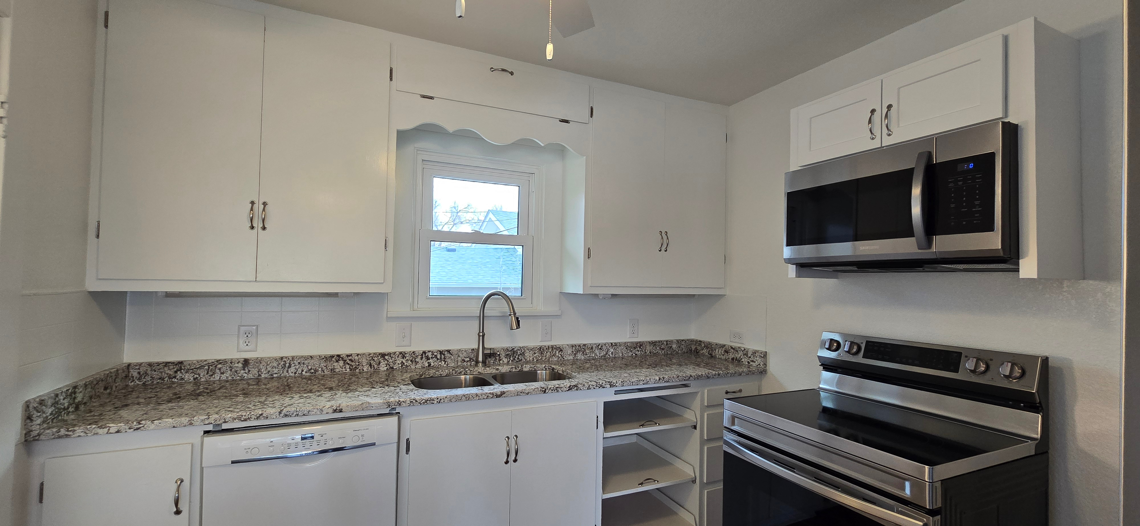 Cozy & newly renovated 3 bedroom, 2 bath. - Photo 4