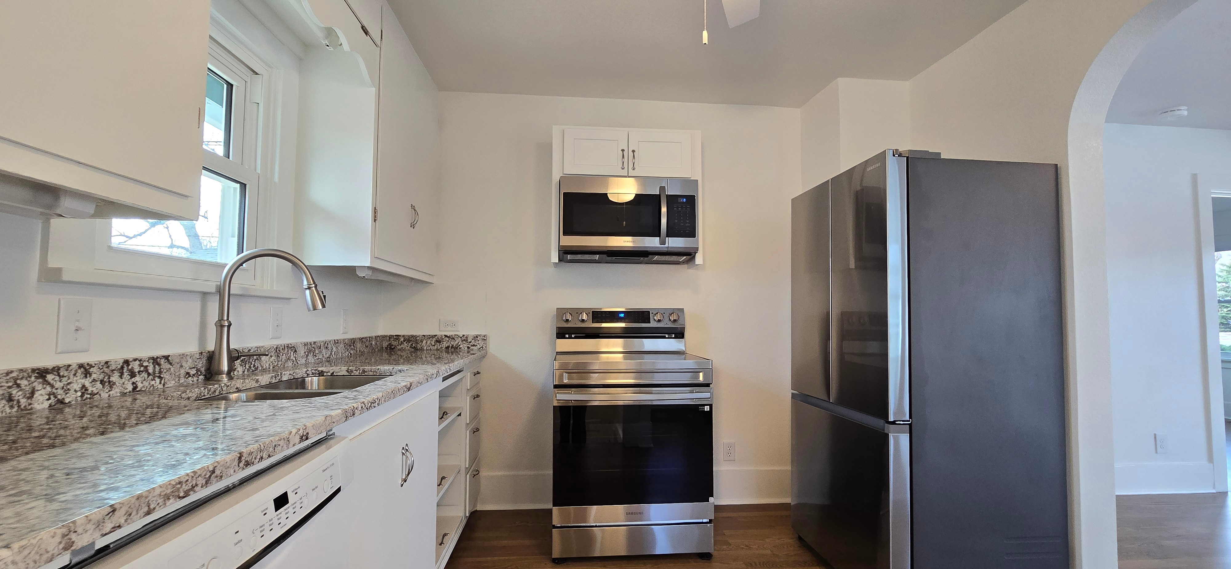 Cozy & newly renovated 3 bedroom, 2 bath. - Photo 5