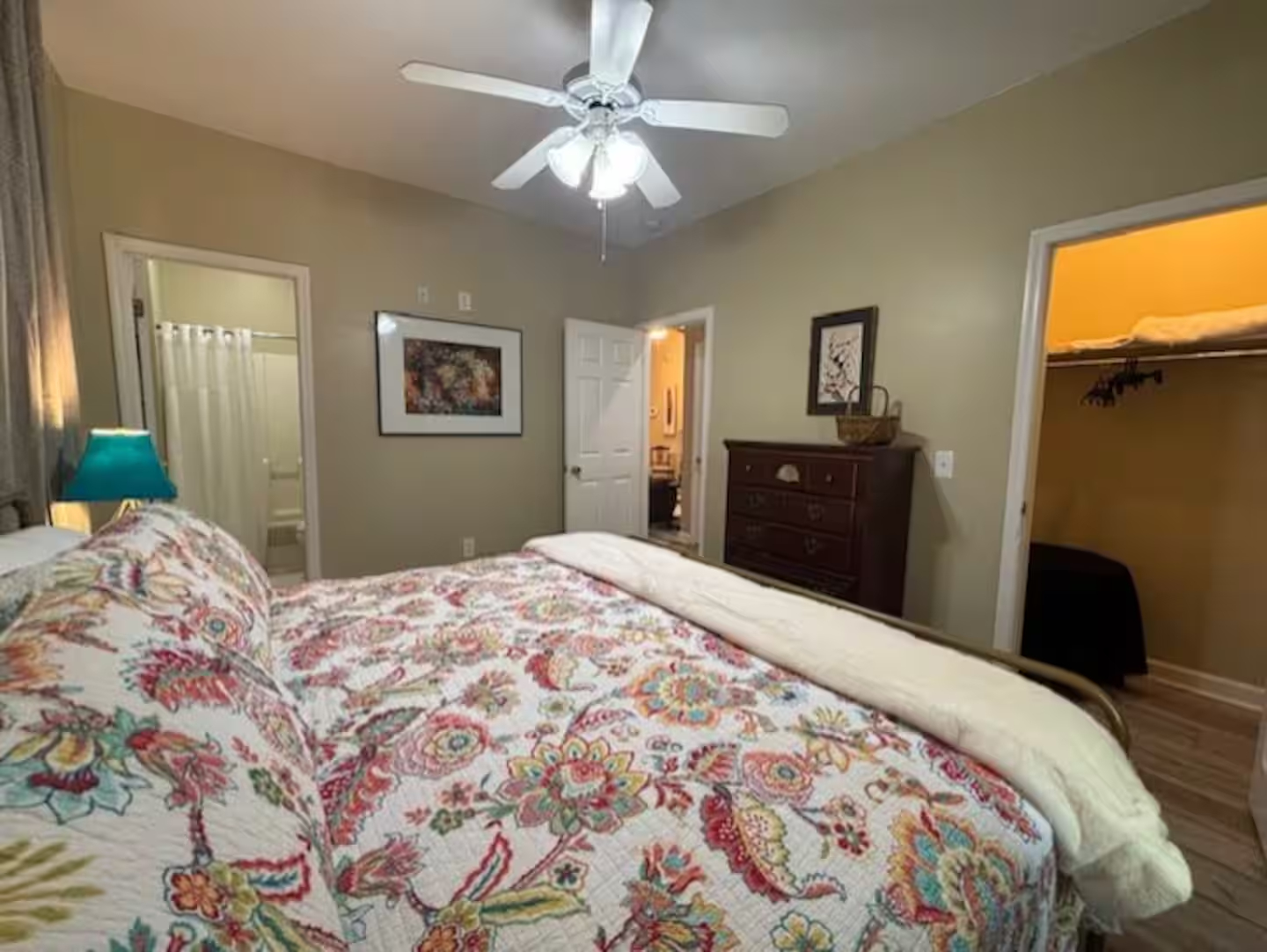 Charming Savannah 2 Bed/2 Bath with spacious private backyard - Photo 6