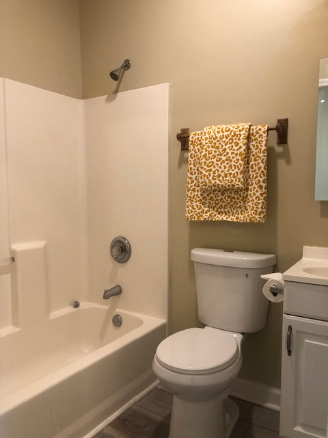 Charming Savannah 2 Bed/2 Bath with spacious private backyard - Photo 11