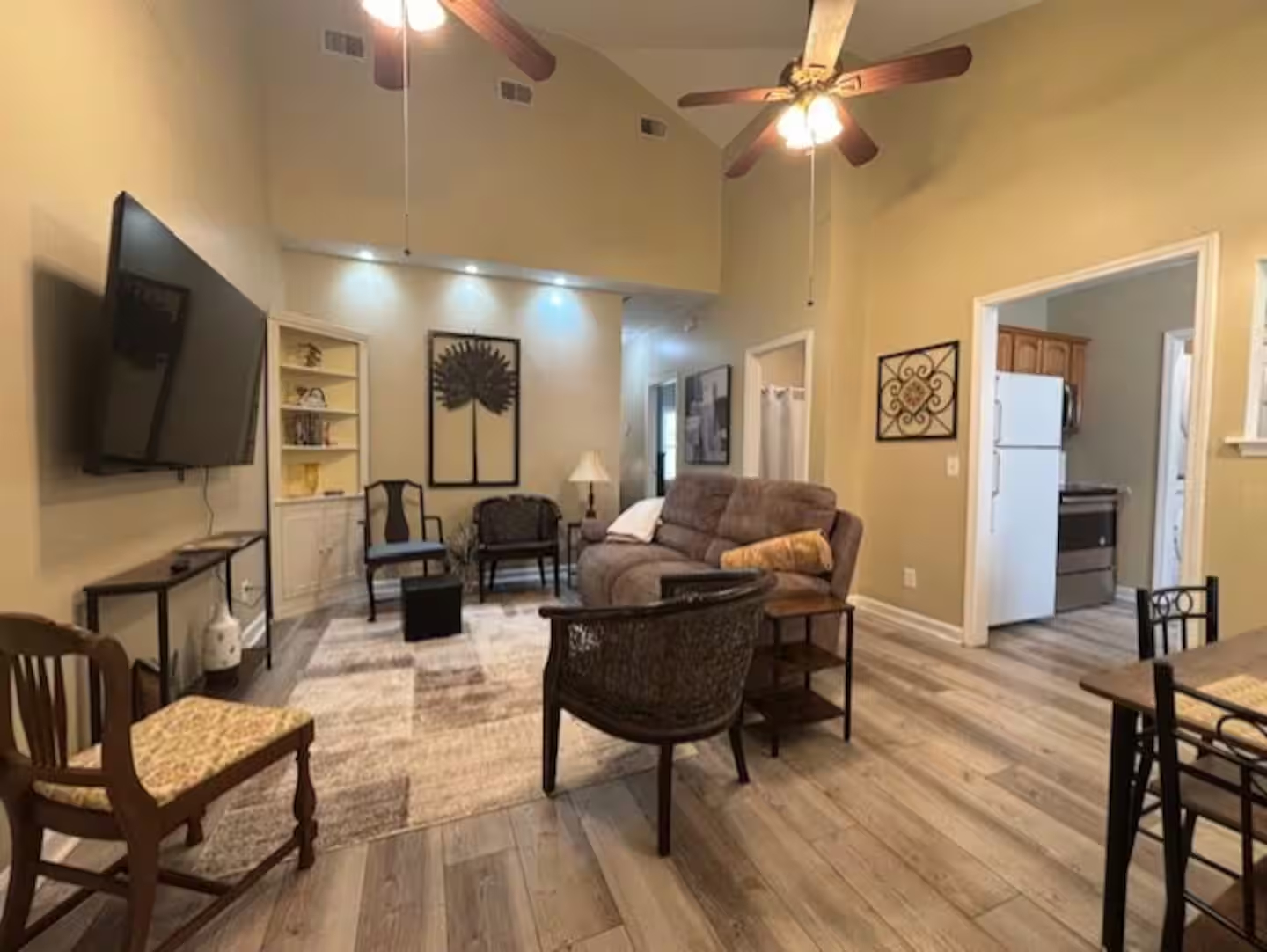 Charming Savannah 2 Bed/2 Bath with spacious private backyard - Photo 2