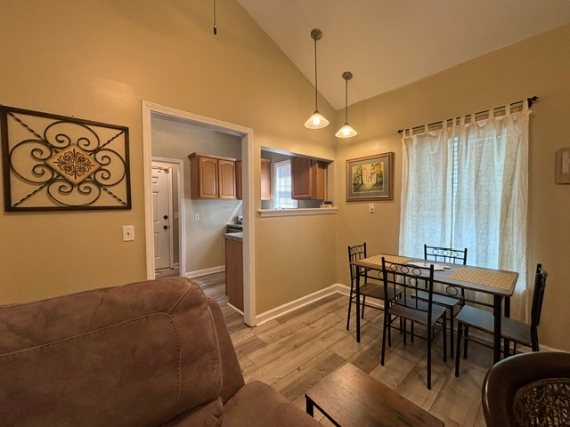 Charming Savannah 2 Bed/2 Bath with spacious private backyard - Photo 3