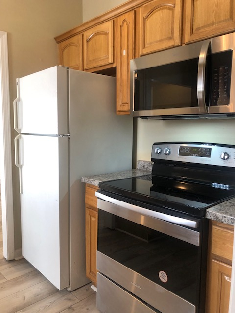 Charming Savannah 2 Bed/2 Bath with spacious private backyard - Photo 10