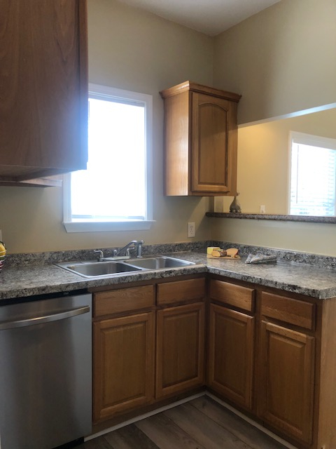 Charming Savannah 2 Bed/2 Bath with spacious private backyard - Photo 8