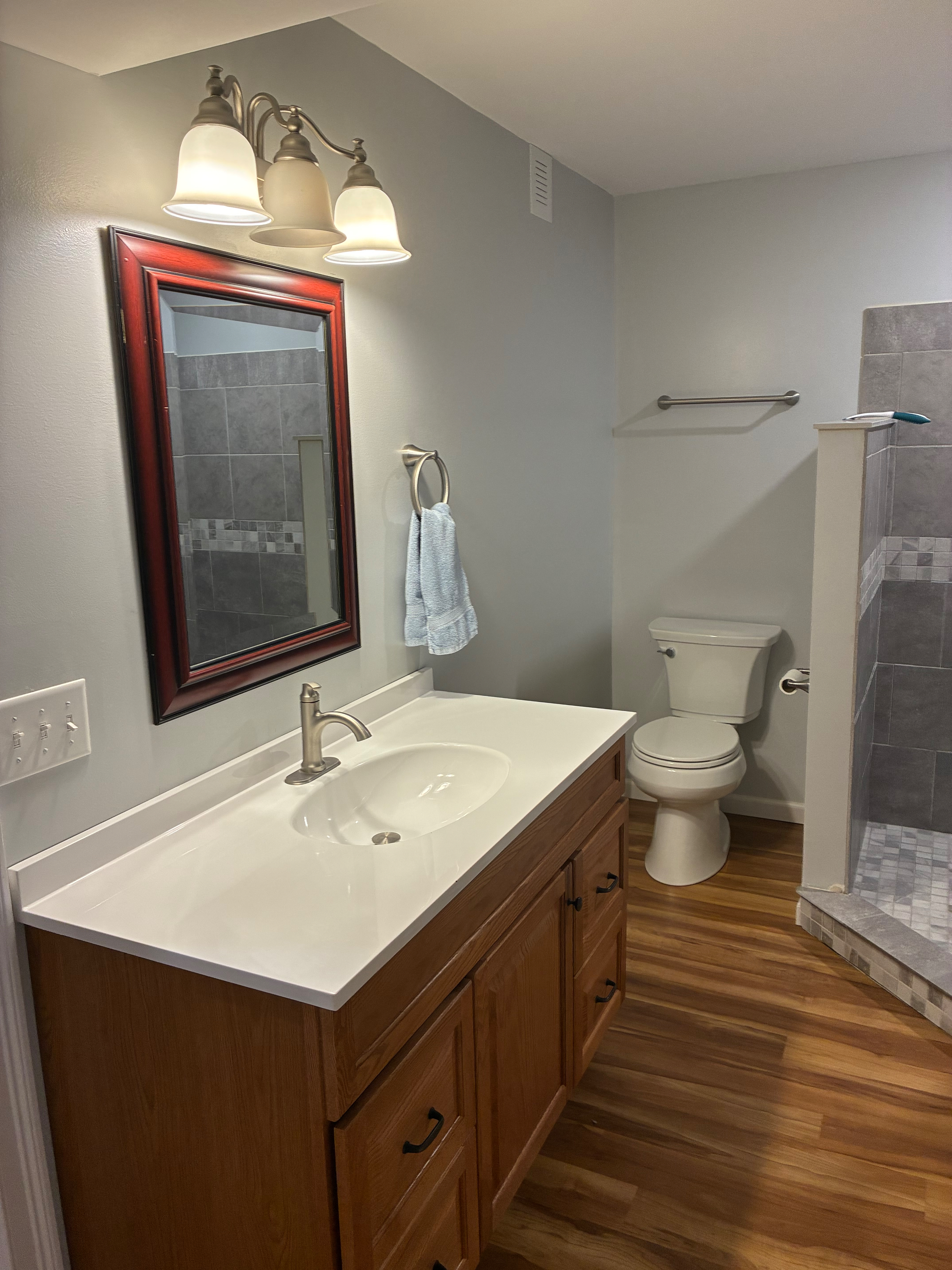 Modern freshly painted basement apartment - Photo 12