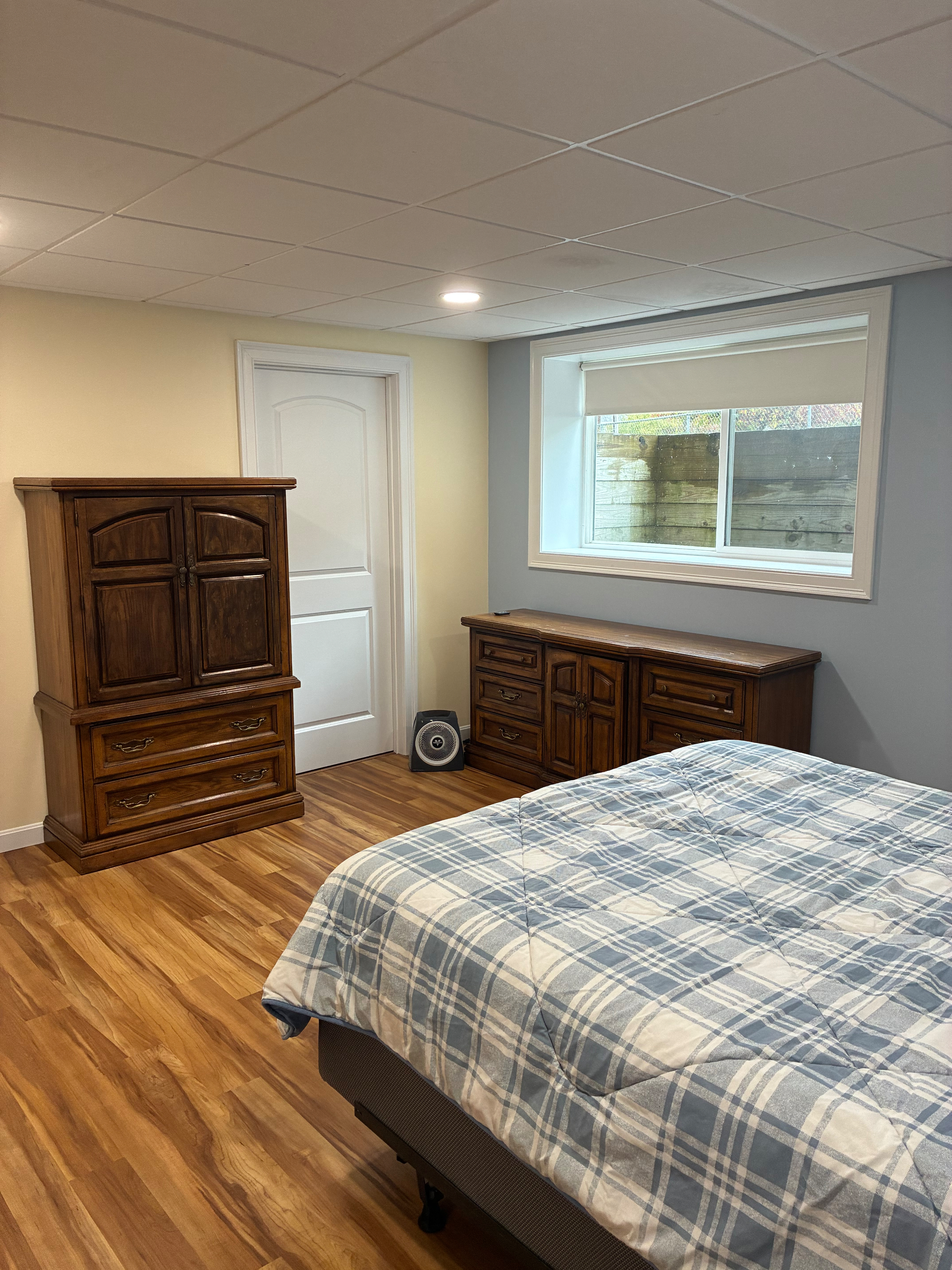 Modern freshly painted basement apartment - Photo 10