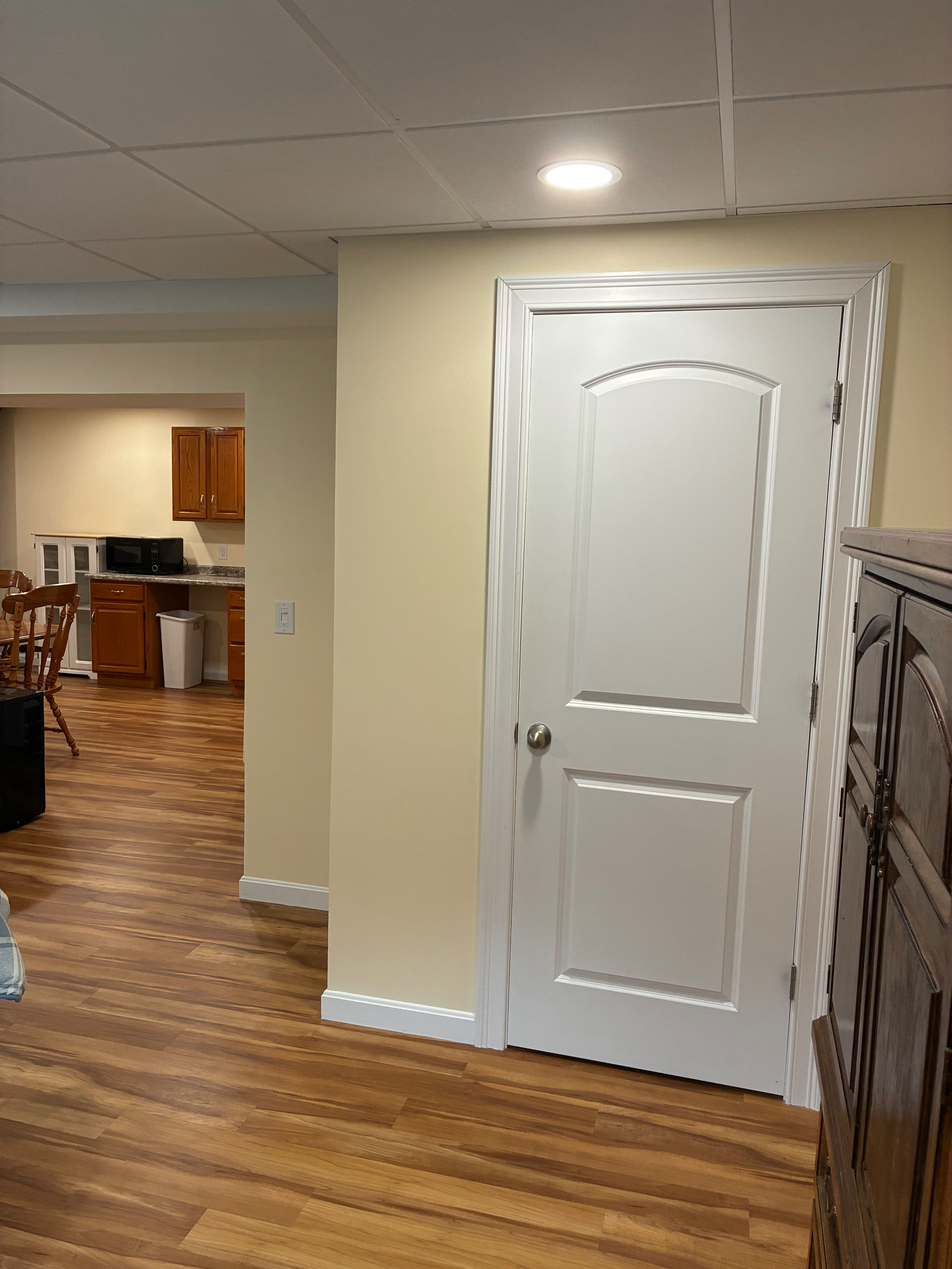 Modern freshly painted basement apartment - Photo 11
