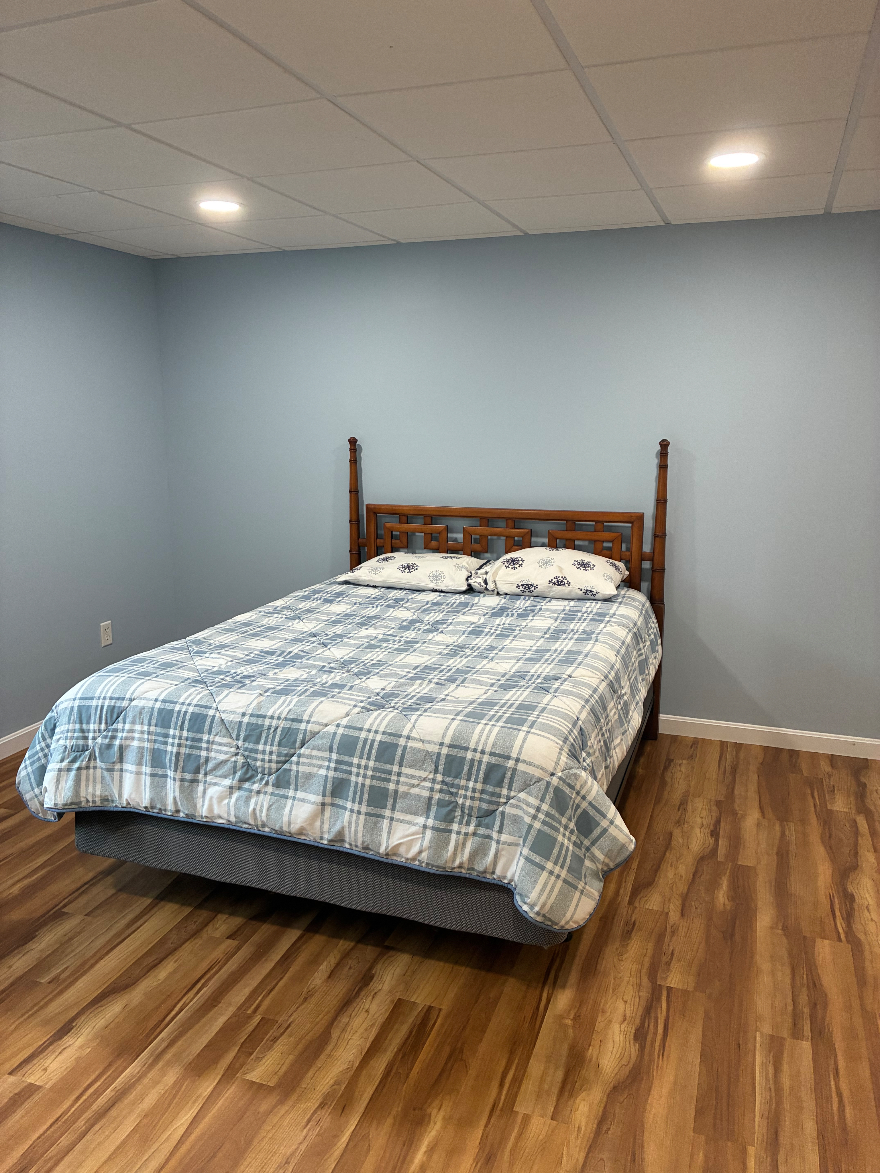 Modern freshly painted basement apartment - Photo 9